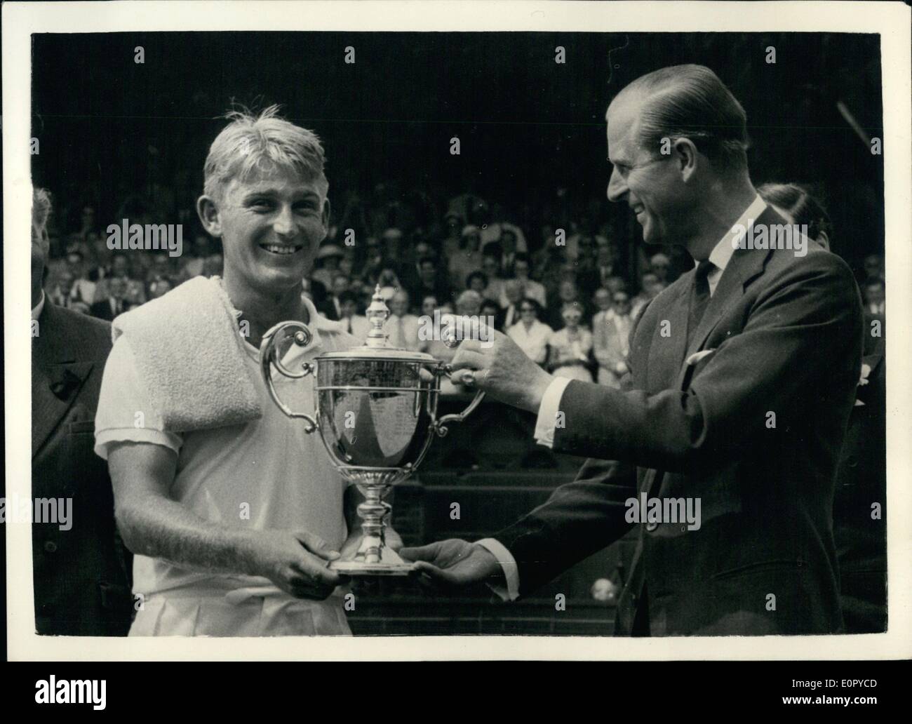 7. Juli 1957 - behält Lew Hoad seinen Titel, wenn er Ashley Coopter in der Herren Einzel Finale in Wimbledon schlagen. Foto zeigt die Stockfoto