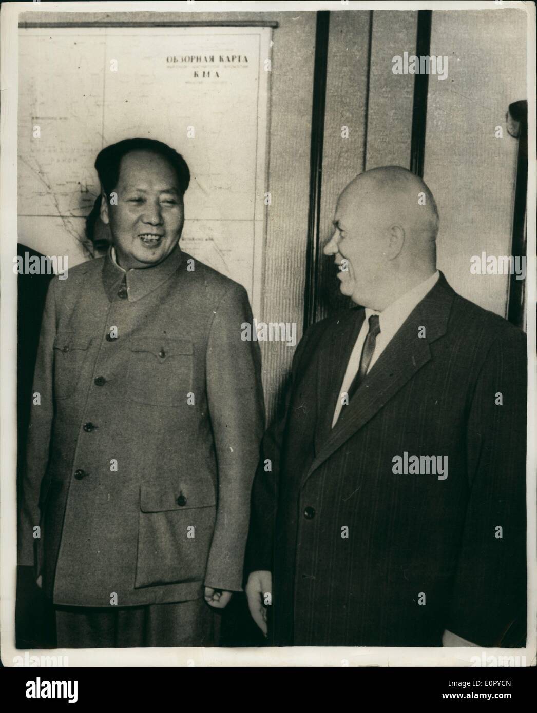 7. Juli 1957 - Chruschtschow und Mao Tse Tung in Moskau: Foto zeigt Mao Tse Tung, der chinesische kommunistische Führer (links), mit Herrn Kruschev, während ihrer jüngsten Sitzung in Moskau zusammen gesehen. Stockfoto