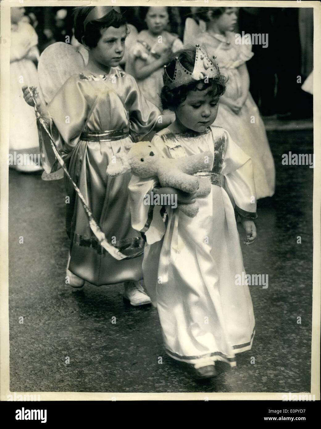 7. Juli 1957 - der Umzug der "Our Lady of Mount Carmel''. Die Prozession der "our Lady of Mount Carmel'' fand heute eine jährliche Zeremonie der Londoner italienischen Kolonie in Clarkenwell (little Italy) statt. Foto zeigt wenig Selina Oregano, im Alter von 2 1/2. mit geschlossenen Augen gesehen, umklammerte ihre wolligen Lamm ging die Prozession durch die Straßen der Caleranwell heute. Stockfoto