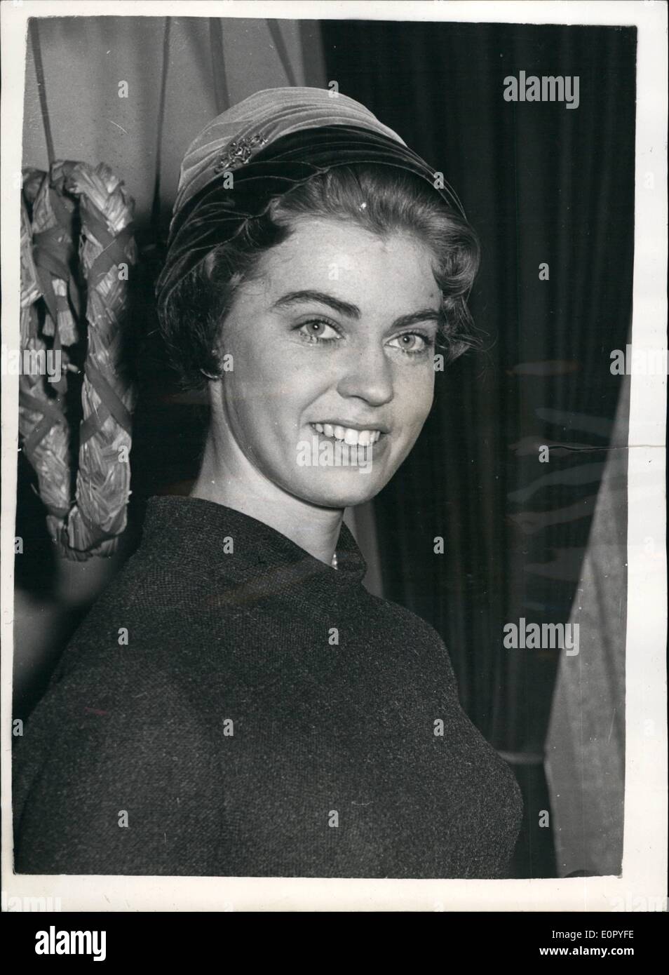 5. Mai 1957 - Herr Robin Douglas-Home abgelehnt wird die Hand der Prinzessin Margaretha von Schweden: Graf Carl Reinhold Von Essen, Meister des schwedischen Königshauses sagte gestern, dass Herr Robin Douglas-Home her die Hand der Prinzessin Margaretha die 22-jährige Tochter der Prinzessin Sidylla und Enkelin von König Gustav gebeten hat. Seine Uit hatte abgelehnt. Prinzessin Margaretha trafen sich 25 Jahre alte Herr Home, wer ein Neffe des Earl of Home, konservative Führer im House of Common - ist wenn er Klavier, in der Bar einen Cocktail Mayfair Raum spielte Stockfoto