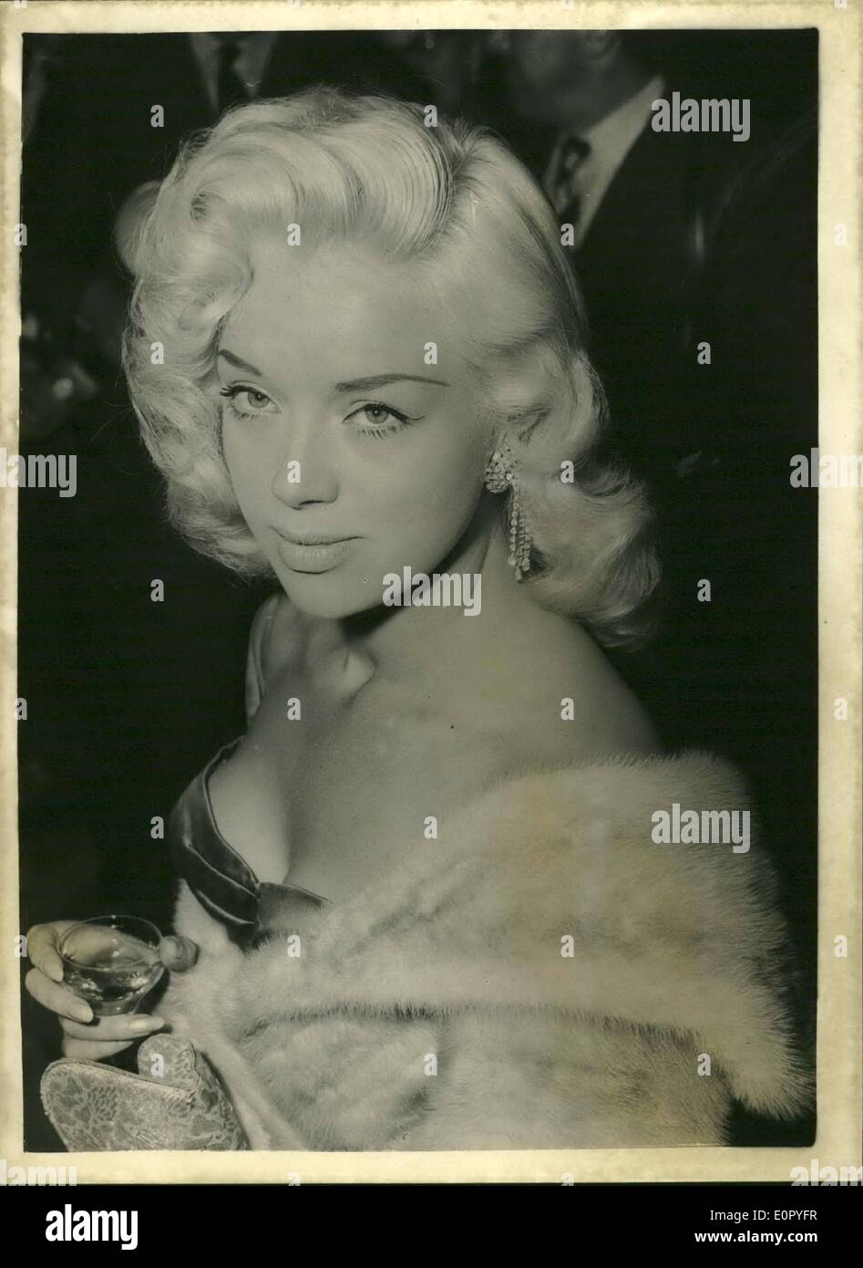 5. Mai 1957 - Diana Dors Weihnachten A neue Sterne von ihrer Film '' The Long Haul'' - 8-Tonner: schöne Filmstar, Diana Dors heute Abend einen neuen Stern aus ihrem kürzlich fertiggestellten Film - '' The Long Haul "getauft. Der Stern ist ein 8-Rad-LKW, der während der Dreharbeiten eine großartige Leistung gab. Foto zeigt Diana Dors heute Abend bei der Voy gesehen wo die LKW getauft. Stockfoto