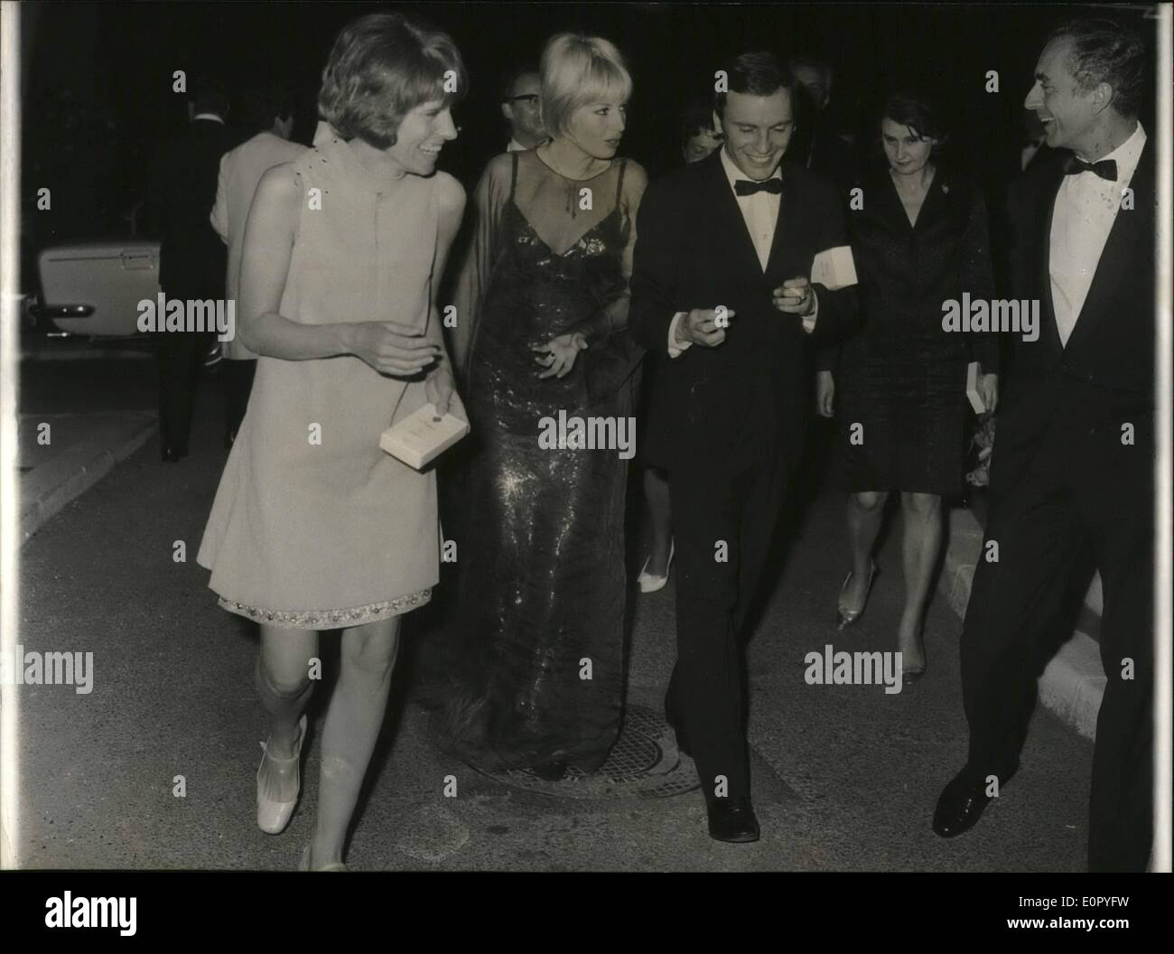 5. Mai 1957 - gehen Nadine Trintignant, Vanessa Redgrave & Jean-Louis Trintignant neben englische Regisseur Antonioni auf dem 20. Cannes Film Festival. Yvon Delbos, Léon Blum, Georges Clerck, Anthony Eden, Botschaft Stockfoto