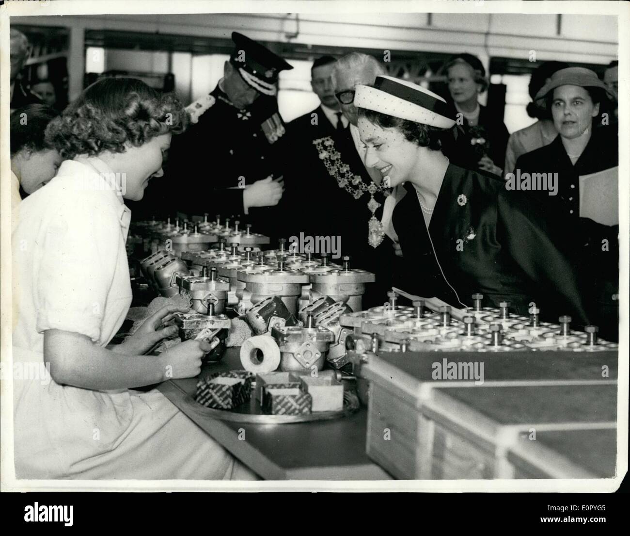 5. Mai 1957 - Prinzessin Margaret besucht Swindon: Prinzessin Margaret gestern besucht Swindon wo sie besuchte das Plessey-Werk auf dem neuen Gewerbegebiet und auch der Grundstein für das neue Krankenhaus von Swindon. Foto zeigt Prinzessin Margaret Haltestellen mit Frau Jean Golby chatten, die auf Verkabelung einer Hydraulikpumpe tätig ist. Stockfoto