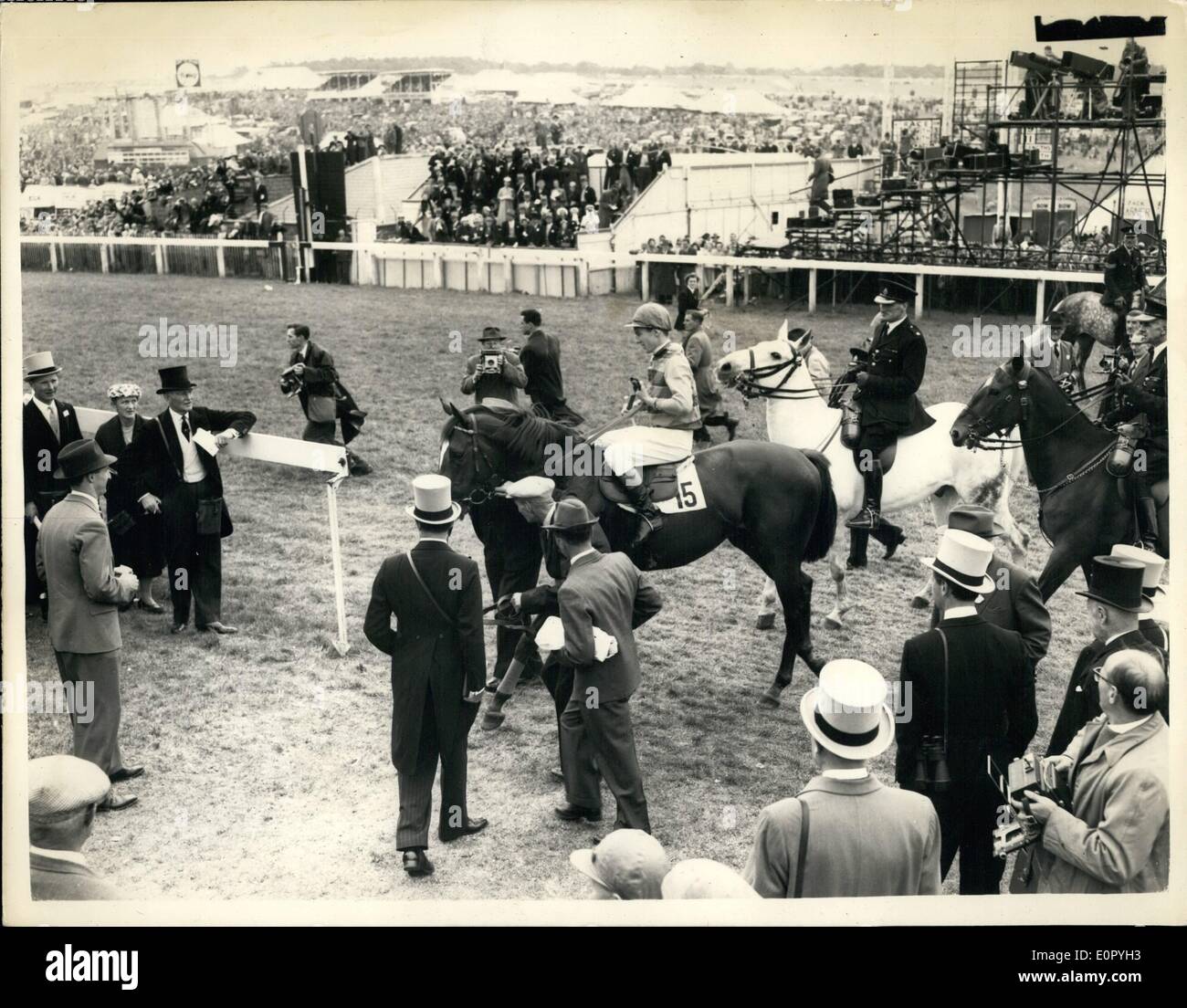 5. Mai 1957 - '' Crepello'' gewinnt das Derby 1957. Die Lead-In.: Foto zeigt Gesamtansicht der Zuverlässigkeitsprüfung bei Epsom heute Nachmittag als Stockfoto