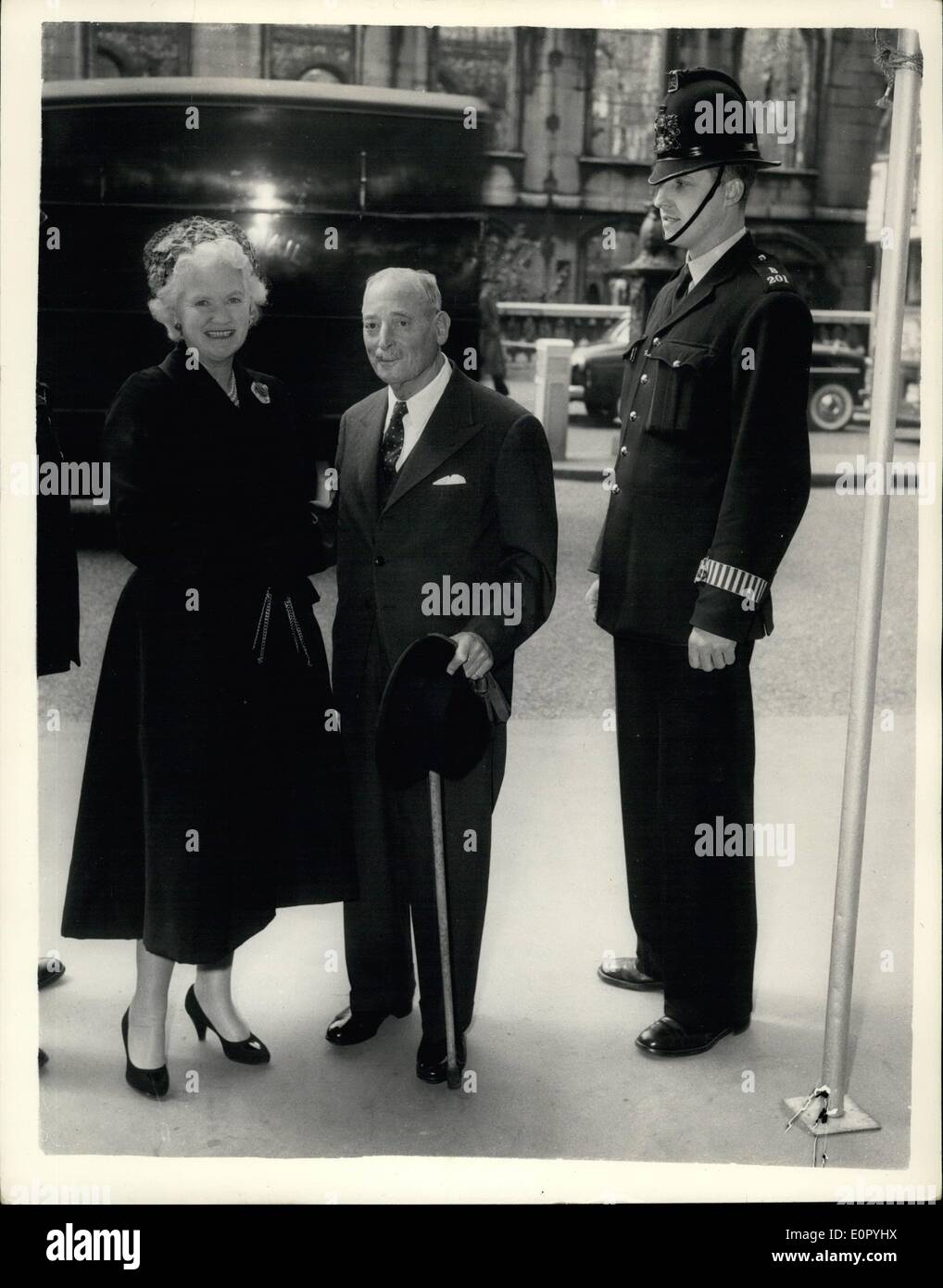 5. Mai 1957 - Sir Ernest Oppenhiemer eröffnet neue Büros der Diamond trading Company.: Sir Ernest Oppenheimer, Karo-König. Wer feiert heute seinen 77. Geburtstag heute eröffnet neue Büros der Diamond Trading Company, in Holborn Viaduet. Foto zeigt Sir Ernest Oppenheimer bei der Ankunft für die Eröffnung von ihnen neue Büros heute Morgen. Begleitet wird er von Lady Oppenheimer. Stockfoto