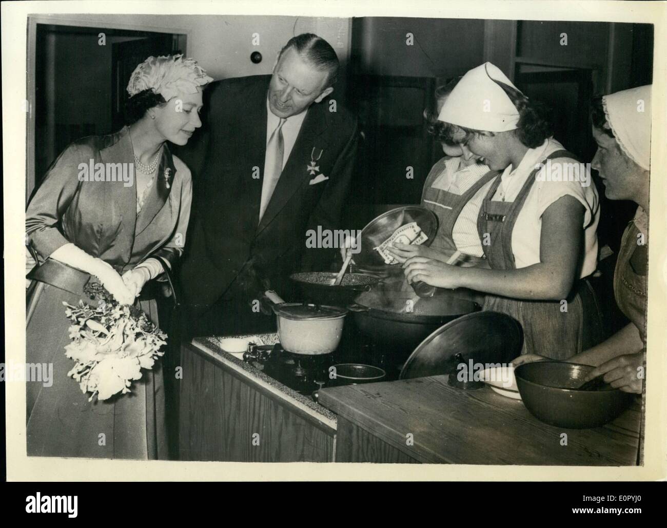 5. Mai 1957 - Staatsbesuch in Dänemark Inspektion Schulküchen: Foto zeigt die Königin mit einem Schulen offiziell die Küchen während der Inspektion der Skovgard Schule, Kopenhagen während Zustand Tour besuchen. Stockfoto