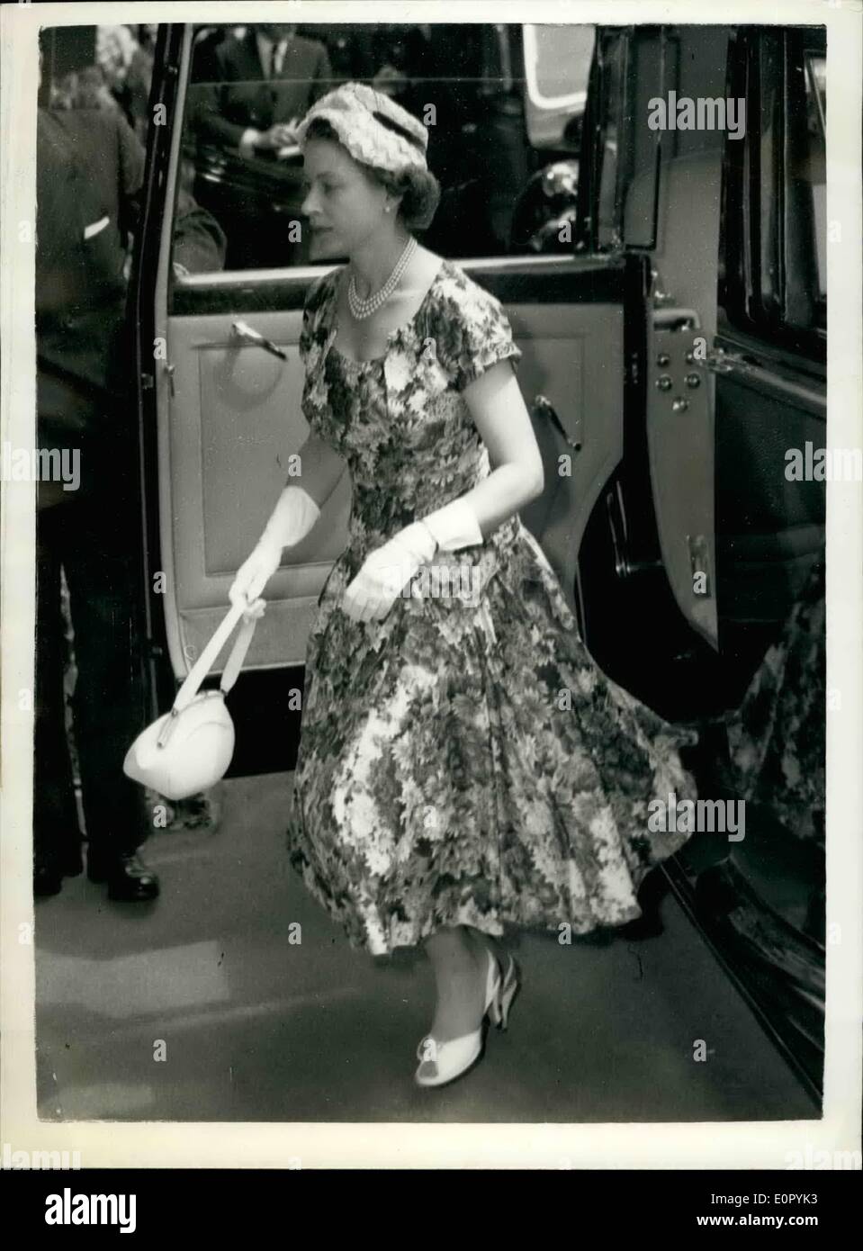 7. Juli 1957 - kommt die Königin für das Tennisturnier in Wimbledon-Finale. Foto zeigt die Königin Schritte aus ihrem Auto bei ihrer Ankunft in Wimbledon heute. Dies ist ihrer Majestät erster Besuch in Wimbledon als Königin. Stockfoto