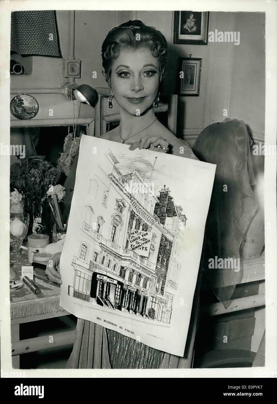 7. Juli 1957 - die Herren Auswerfen Vivien Leigh, nachdem sie einen Protest gemacht hatte: Vivien Leigh, Frau von Sir Laurence Cloviar, wurde gestern Abend nach dem dramatisch unterbrechen einer Debatte im House Of Lords herausgeschleudert. Sie saß in den Sitzen für unterschieden Besucher, direkt unter der Bar mit Blick auf den Schmalz Kanzler auf dem Woolsack. Plötzlich sprang sie auf ihr Fest. In einem ruinieren äußern sie Erker '' meine Herren. Ich möchte eine Maine der st. James Theater abgerissen zu schützen ". Zuerst Empfänger aus dem Schock WA Black Rod, Lieut-General Sir Gehirn Herrocks, erzwingt, die die Disziplin des Hauses Stockfoto