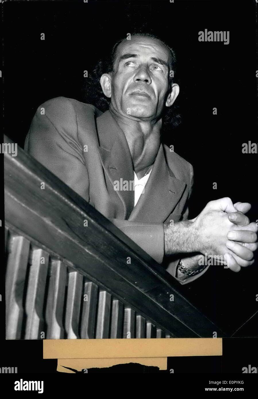 7. Juli 1957 - Wunder Arzt Groning steht vor Gericht. Am 30. Juli 1957 begann an der München - Amtsgericht die lange erwarteten Groning - Studie (siehe unser Bild PSZ/25777/R). OPS Bruno Groning (Bruno Groning), 48, mit gefalteten Händen im Dock. Stockfoto