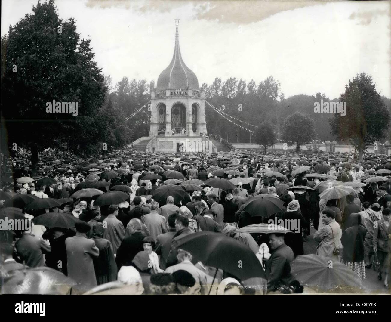 7. Juli 1957 - Breton Pilger am jährlichen Zeremonie: Pilger aus der ganzen Bretagne besuchte die jährlichen religiösen Zeremonie im Sainte Anne D'auray gestern. Die Zeremonie wird acht Tage dauern. Foto zeigt: Gesamtansicht der Zeremonie vor der alten bretonischen Kirche. Stockfoto