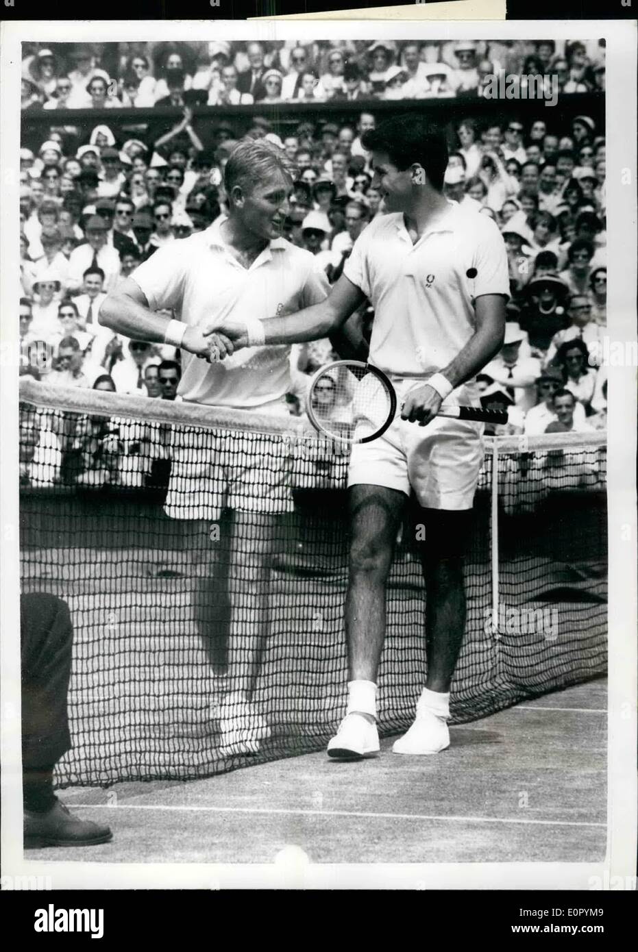 7. Juli 1957 - behält Lew Hoad seinen Titel nach einem Sieg über Ashley Cooper in der Herren Einzel Finale in Wimbledon. Foto zeigt Lew Stockfoto