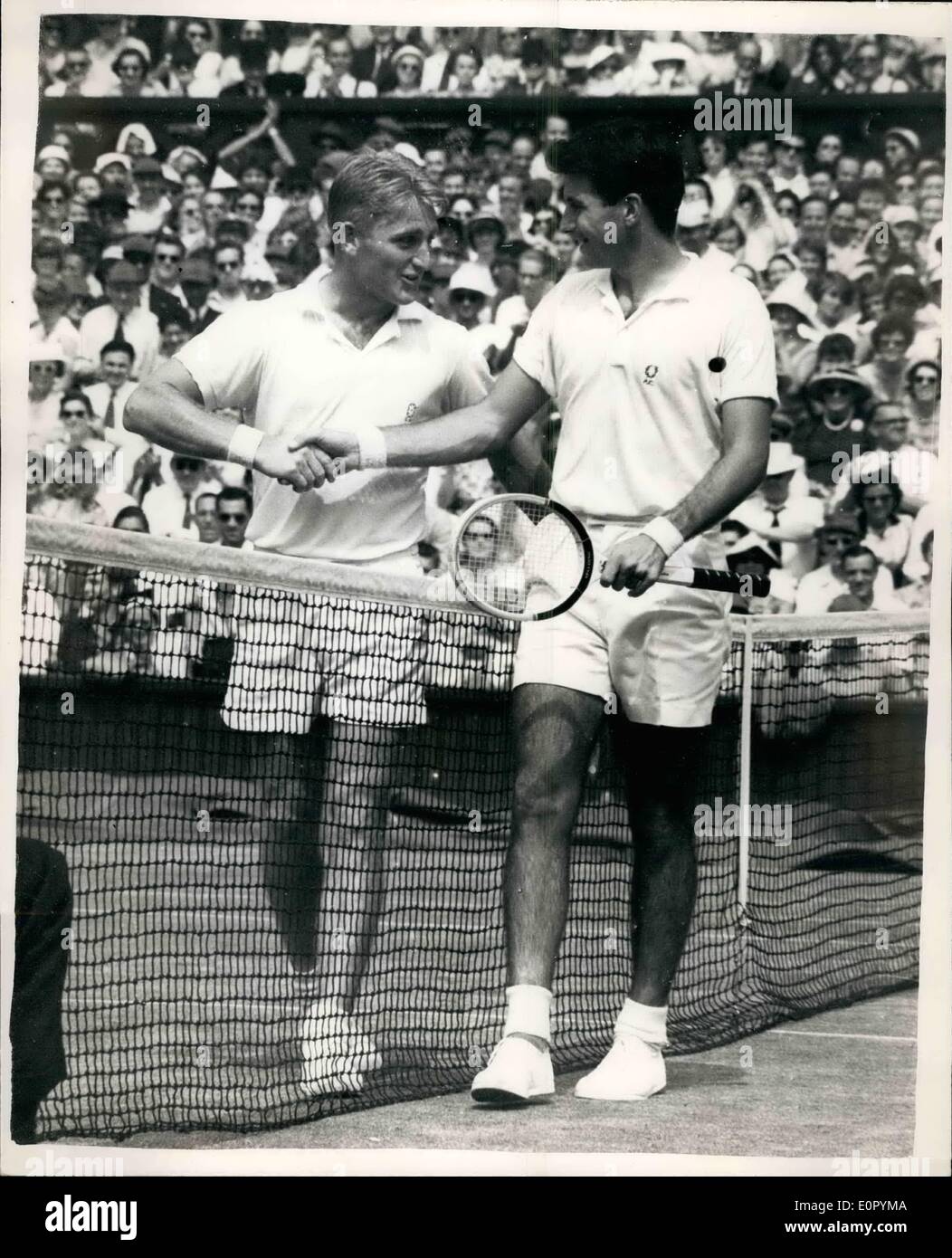 7. Juli 1957 - behält Lew Hoad seinen Titel nach einem Sieg über Ashely Cooper in der Männern Singles Endrunde an Wimbledon. Foto zeigt Led Stockfoto