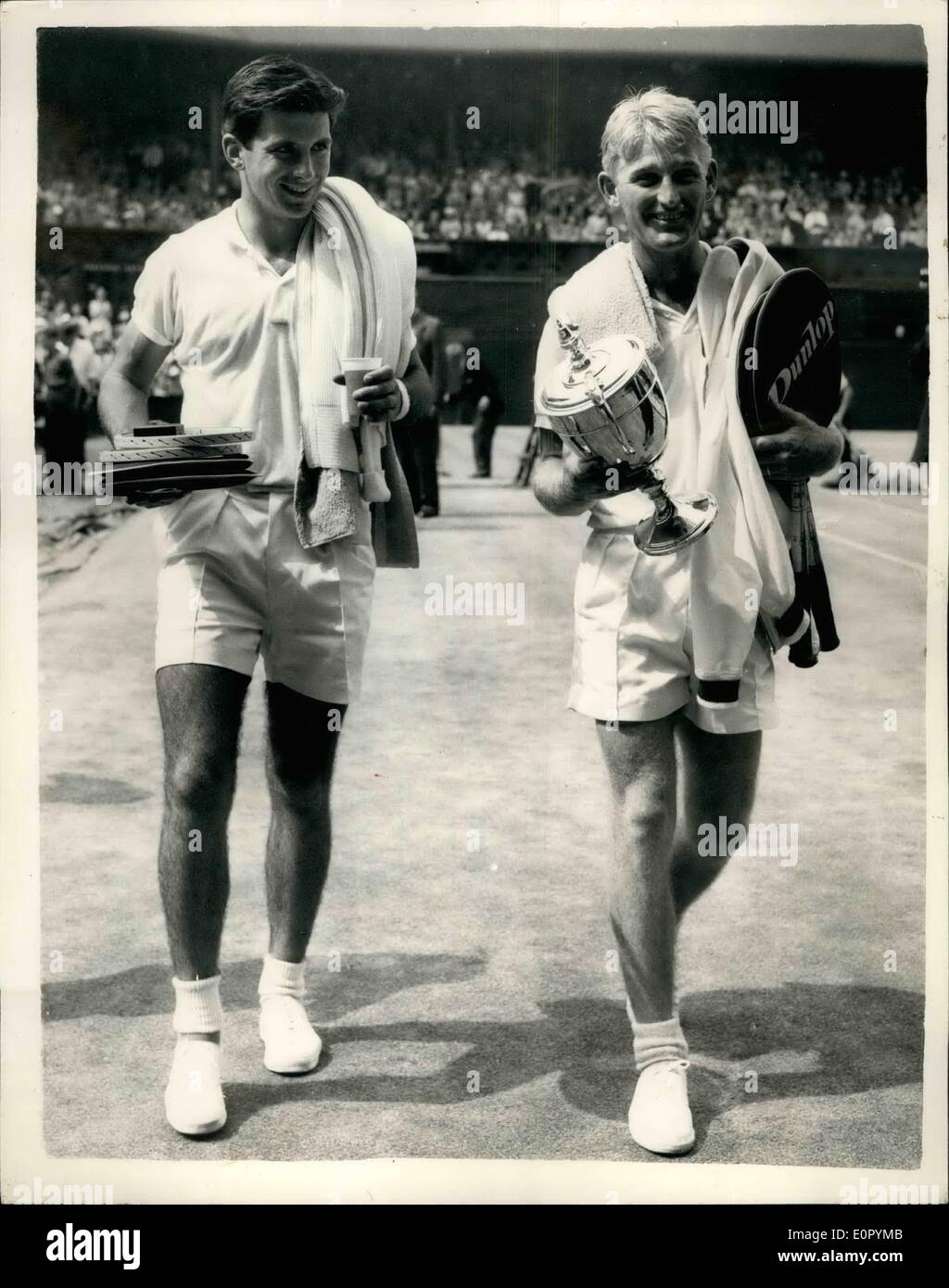 7. Juli 1957 - behält Lew Hoads Titel nach einem Sieg über Ashley Cooper im Herren Einzel Finale in Wimbledon. Foto zeigt Lew Hoad trägt seine Tasse auf verlassen das Gericht mit anderen australischen Ashley Cooper - nach dem Sieg der Herren Einzel in Wimbledon Finale heute Nachmittag. Stockfoto