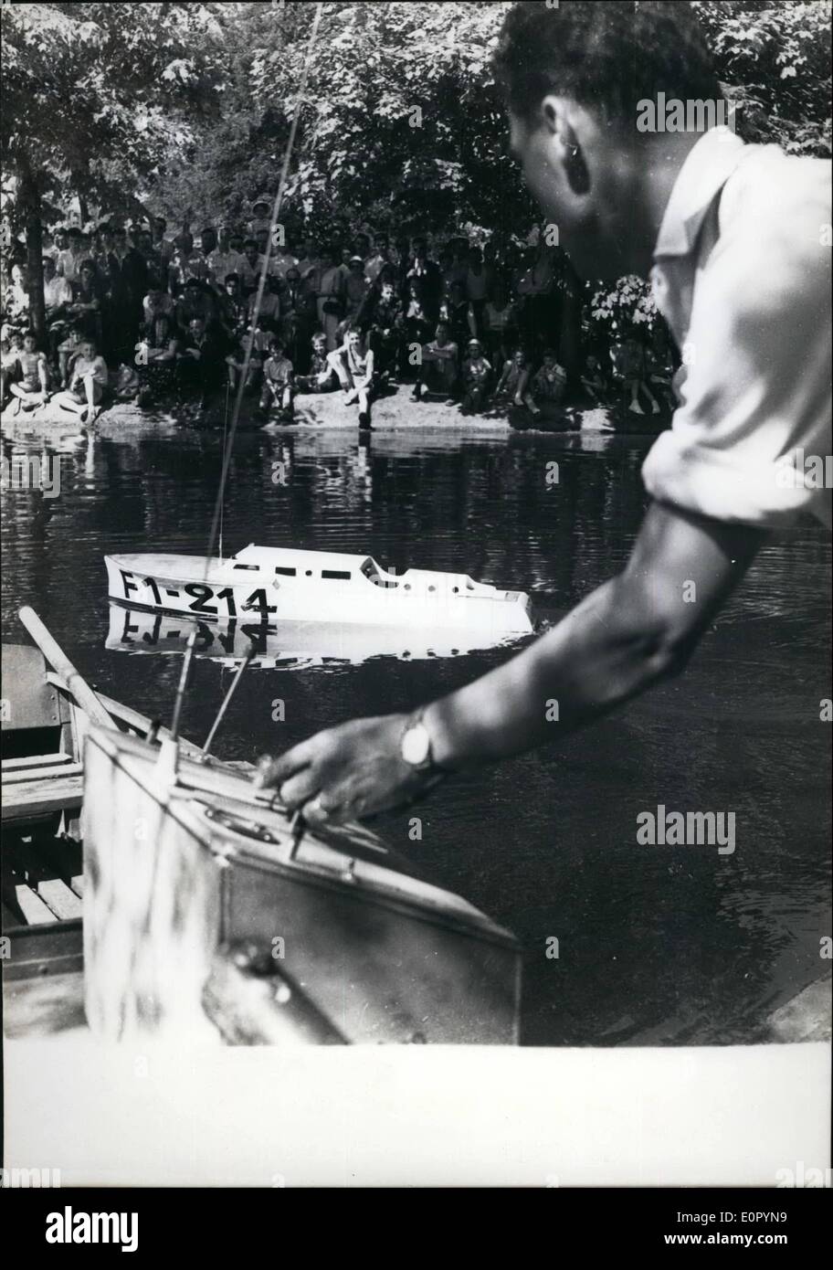 7. Juli 1957 - International Contest von Radio-geführte Boote Modelle: der dritten internationalen Contest von kleinen Modellen von Radio geführte Boote fand am Jardin D'Acclimatation, Paris, heute. Das Foto zeigt ein Konkurrent mit seinem Radiomodus geführt. Stockfoto