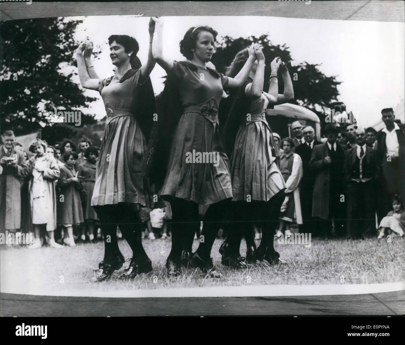 7. Juli 1957 - die Llangollen internationaler musikalischer Eisteddfod. Tänzerinnen und Tänzer aus Dublin. Foto zeigt irischen Tänzer für Dublin die Zuschauer bei der Llangollen Eisteddod unterhalten. Stockfoto