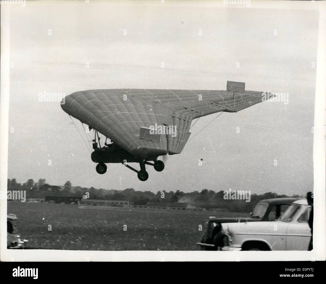 5. Mai 1957 - startet die Pumpe-It-Up-Flugzeug in die Luft. Das seltsame suchen m.l.-Dienstprogramm - MK I: offiziell bekannt als der ML-Dienstprogramm Mark One - das Baby-Flugzeug - von m.l. Aviation Company unter Vertrag, um Lieferung Ministerium für militärische Aufklärung von kleinen Flugplätzen - entwickelt - war in der Luft am White Waltham, Berkshire, gestern zu sehen. Die Maschine konnte Herr Everyman Flugzeug der Zukunft geworden. Es kann von einem kleinen Auto - mit den aufgeblasenen Flügeln versteckt in den Kofferraum abgeschleppt werden. Die Flügel können in zehn Minuten und Deflatedin zehn Sekunden aufgeblasen werden Stockfoto