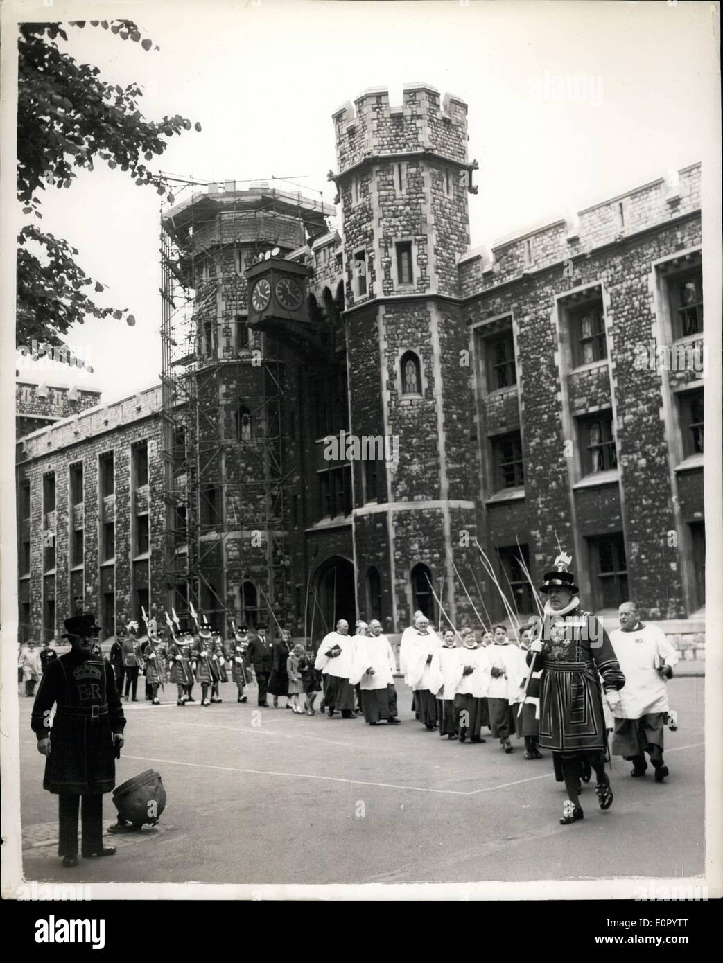 5. Mai 1957 - Sieg gegen die Grenzen des Tower of London Beginn der Prozession.: alten Zeremonie schlagen die Grenzen des Tower of London - wurde heute Morgen gehalten - die Prozession der königlichen Choirbous wurde unter der Leitung von Mr. Allan Griffin der Chief Warder. Foto zeigt Gesamtansicht als die Prozession bei der Turm heute Morgen beginnt-zeigt die Kapelle im Hintergrund. Stockfoto