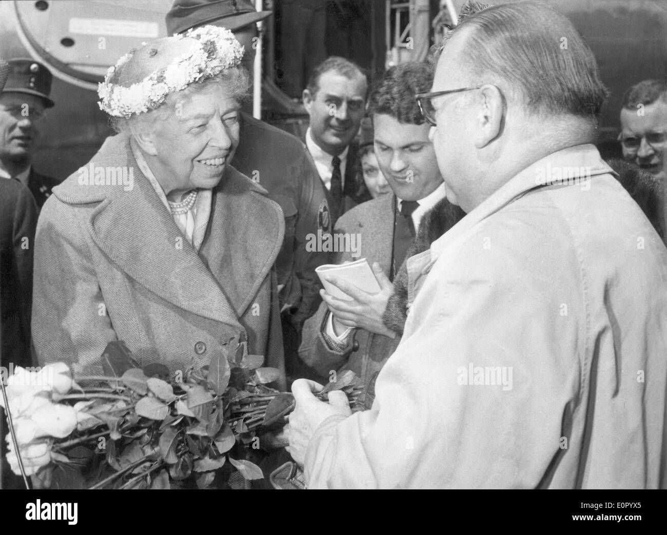 Bürgermeister Adolf Hieber begrüßt Eleanor Roosevelt nach München Stockfoto