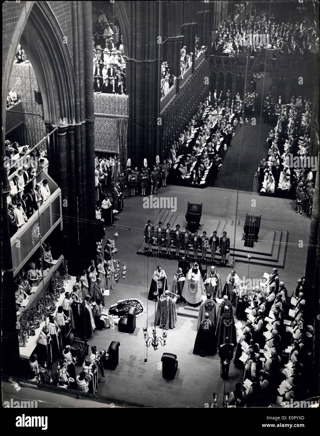 12. Mai 1957 - Krönung König George VI... Foto zeigt:-die Szene in der Westminster Abbey. Stockfoto