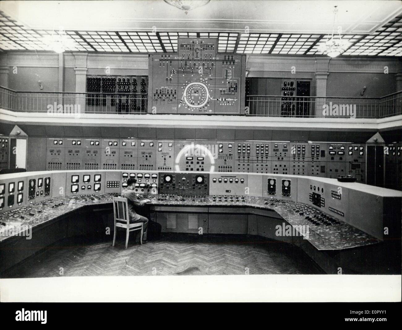 16. Mai 1957 - weltweit größte Proton Synchrotron'' das wäre der größte Proton Synchrotron hat wurde in Betrieb genommen in der Hochenergie-Physik-Labor als joint nuclear Institut in Bubna, Moskauer Gebiet. Die gigantische Einheit ist remote gesteuert mit der Steuerplatine befindet sich in einem anderen Gebäude mehrere hundert Meter entfernt. Foto zeigt einen Blick auf der Steuerplatine. Stockfoto