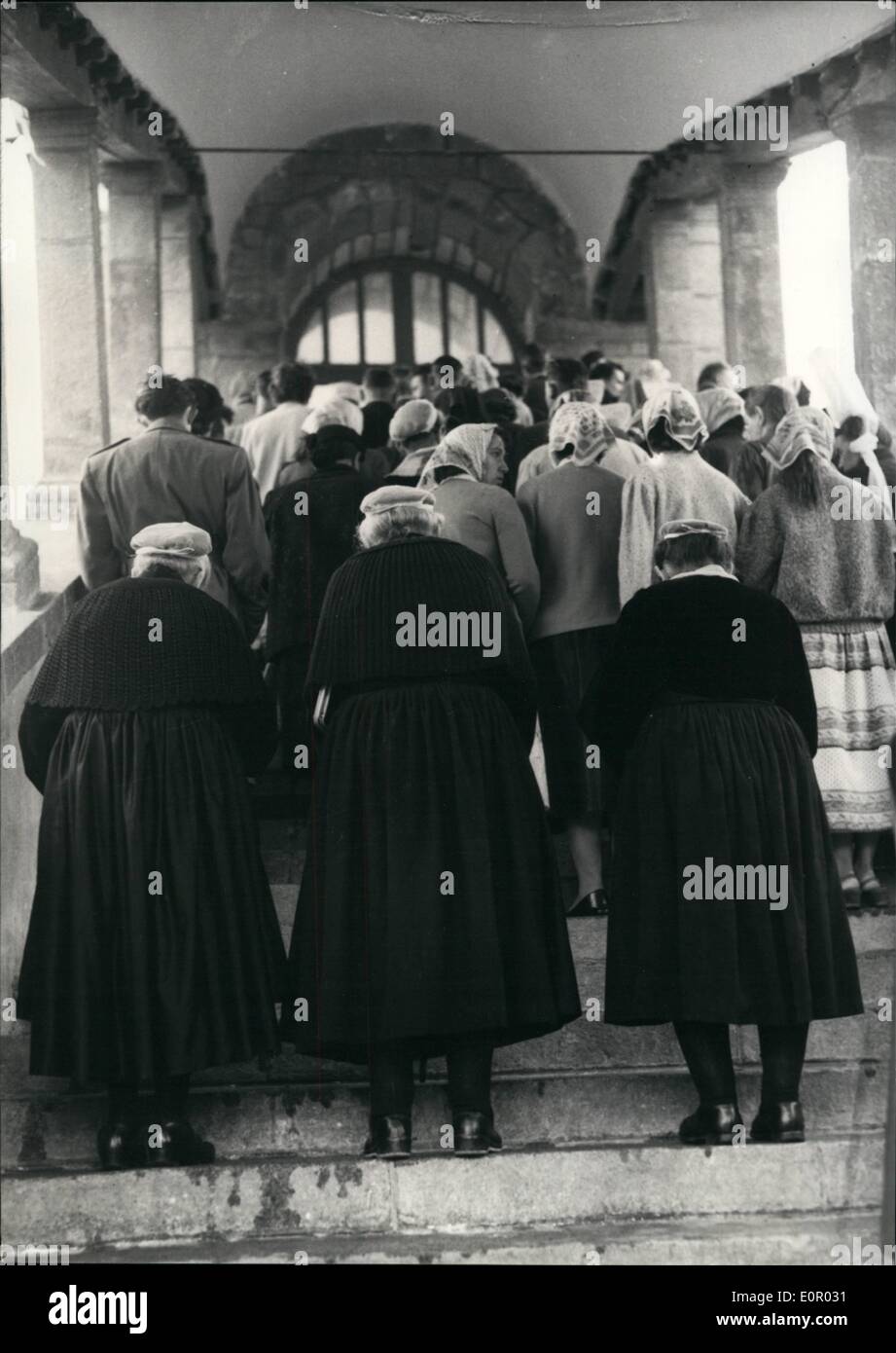 7. Juli 1957 - Breton Pilger In jährliche Zeremonie: Pilger aus der ganzen Bretagne besucht, die Eröffnung der jährlichen religiösen Zeremonie im Sainte Anne D'Auray gestern. Die Zeremonie dauert acht Tage. Foto zeigt Pilger die '' Poly Stufen '' zur alten Kirche. Stockfoto
