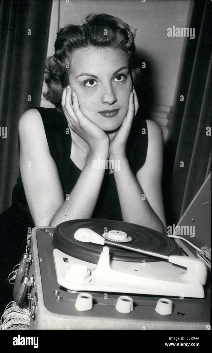 : 7. Juli 1957 - Comedie Francoise eine neue Schauspielerin Francoise Kanel, eine junge Schauspielerin, die den 2. Preis am Konservatorium zu erhalten (staatliche Dramatic School) hat durch die Comedie - Francoise, der führenden französischen Theatrical Company beschäftigt. Foto zeigt Francoise Kanel ihr Paris nach Hause gestern fotografiert. Stockfoto