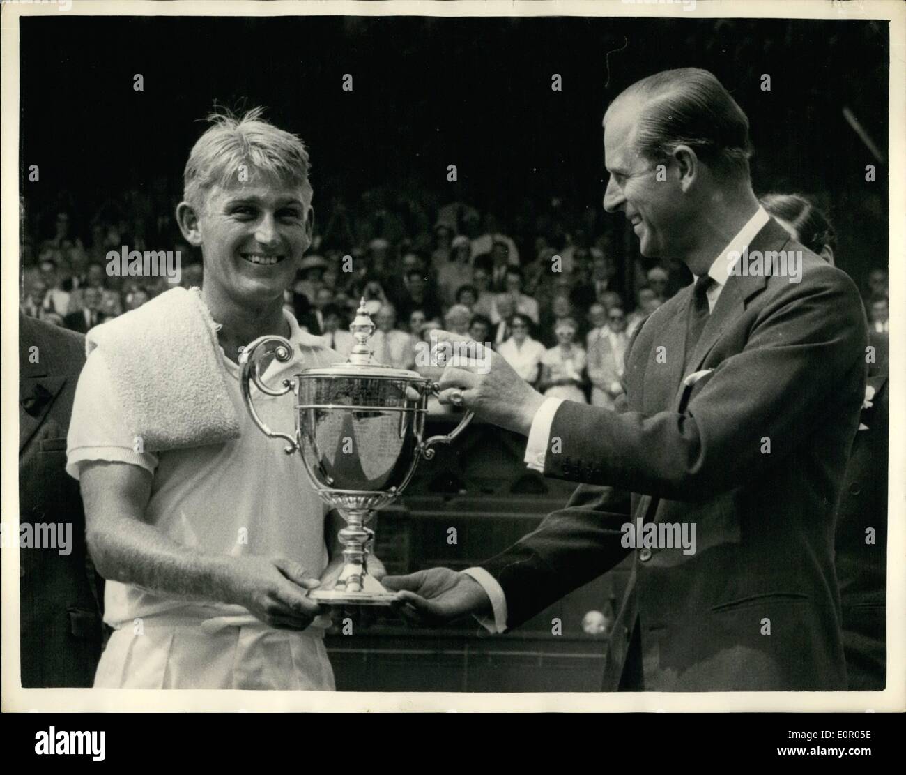 7. Juli 1957 - Lew Hoad behält seinen Titel, wenn er Ashley Cooper In the Men Einzel Finale in Wimbledon schlagen: Foto zeigt. Die Stockfoto