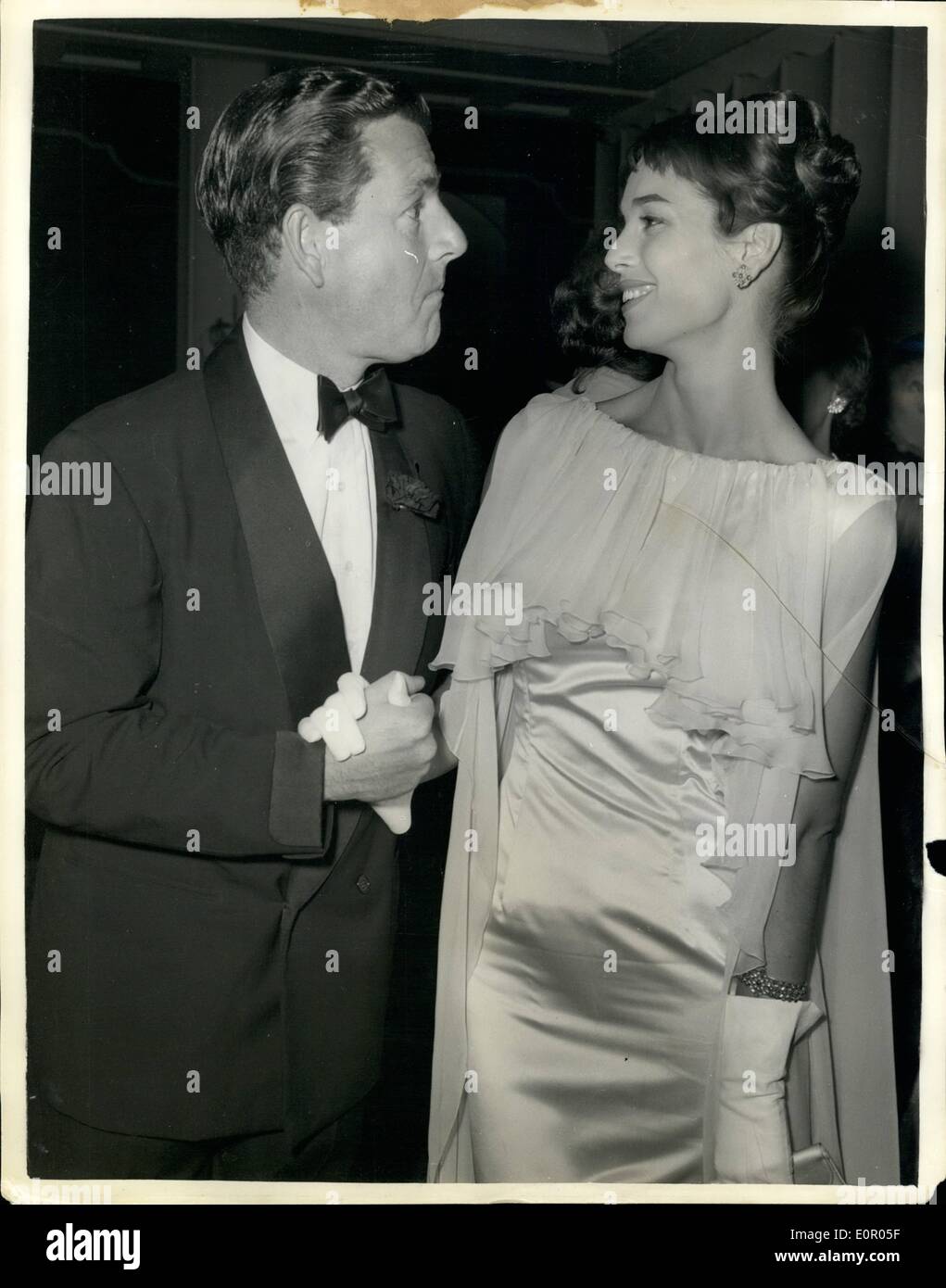 7. Juli 1957 - trifft Elsa Martinelli Keneth Moore im Film Premiere. '' Manuela'' film Premiere. Italienische Bildschirm Sterne Elsa Martinelli mit dem britischen Schauspieler Kenneth More gesehen, als sie im Odeon Kino, Marble Arch gestern Abend bei der Premiere von Elsas neue Film '' Manuela'' trafen. Der Duke of Edinburgh besuchte die Premiere, die zugunsten der Nächstenliebe ist. Stockfoto