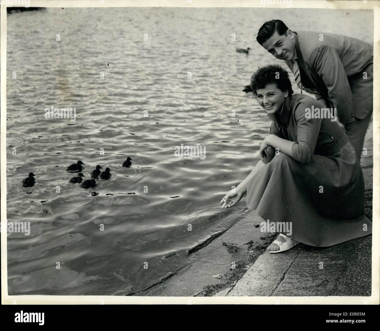 7. Juli 1957 - amerikanische Olympiasieger Hammer und seine Tschechische Frau in London: Fütterung der Enten auf dem Serpentine heute Harold Connolly, US-amerikanischer Olympiasieger Hammer und seine Frau Olga, der ehemalige tschechische Diskus-Stern, der die Kommunisten, die ihr erlauben, die US-Athlet heiraten überzeugt sind. Sie sind beide in der internationalen Leichtathletik-Spiel im White City Wettbewerb. Stockfoto