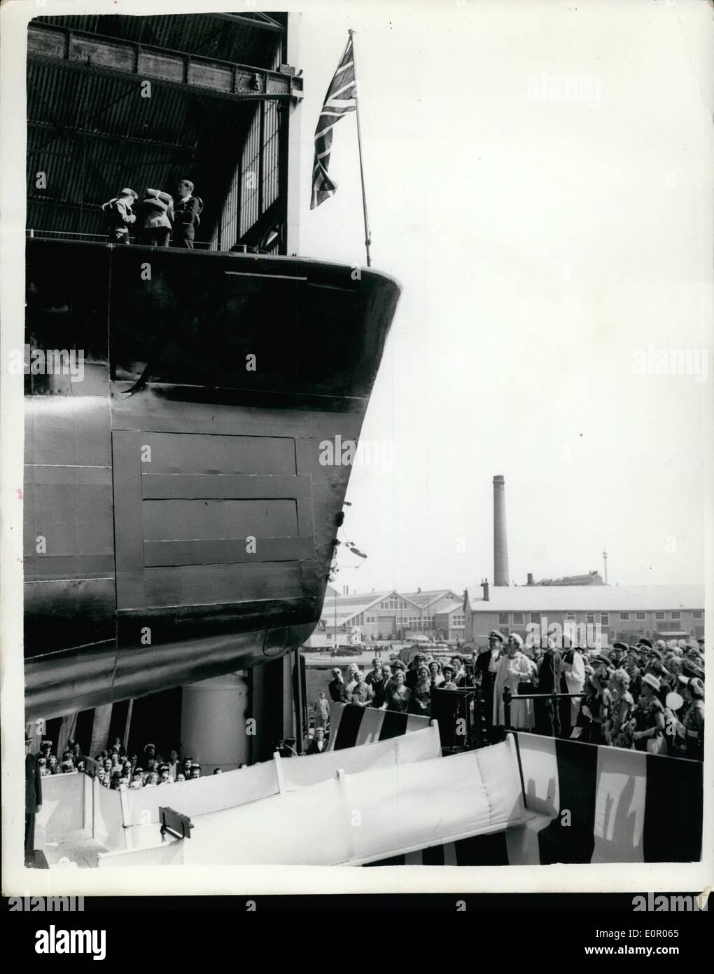 7. Juli 1957 - Herzogin von Kent startet neue u-Boot. H.R.H die HERZOGIN von KANT hat heute das u-Boot HMS OBERON am Stockfoto