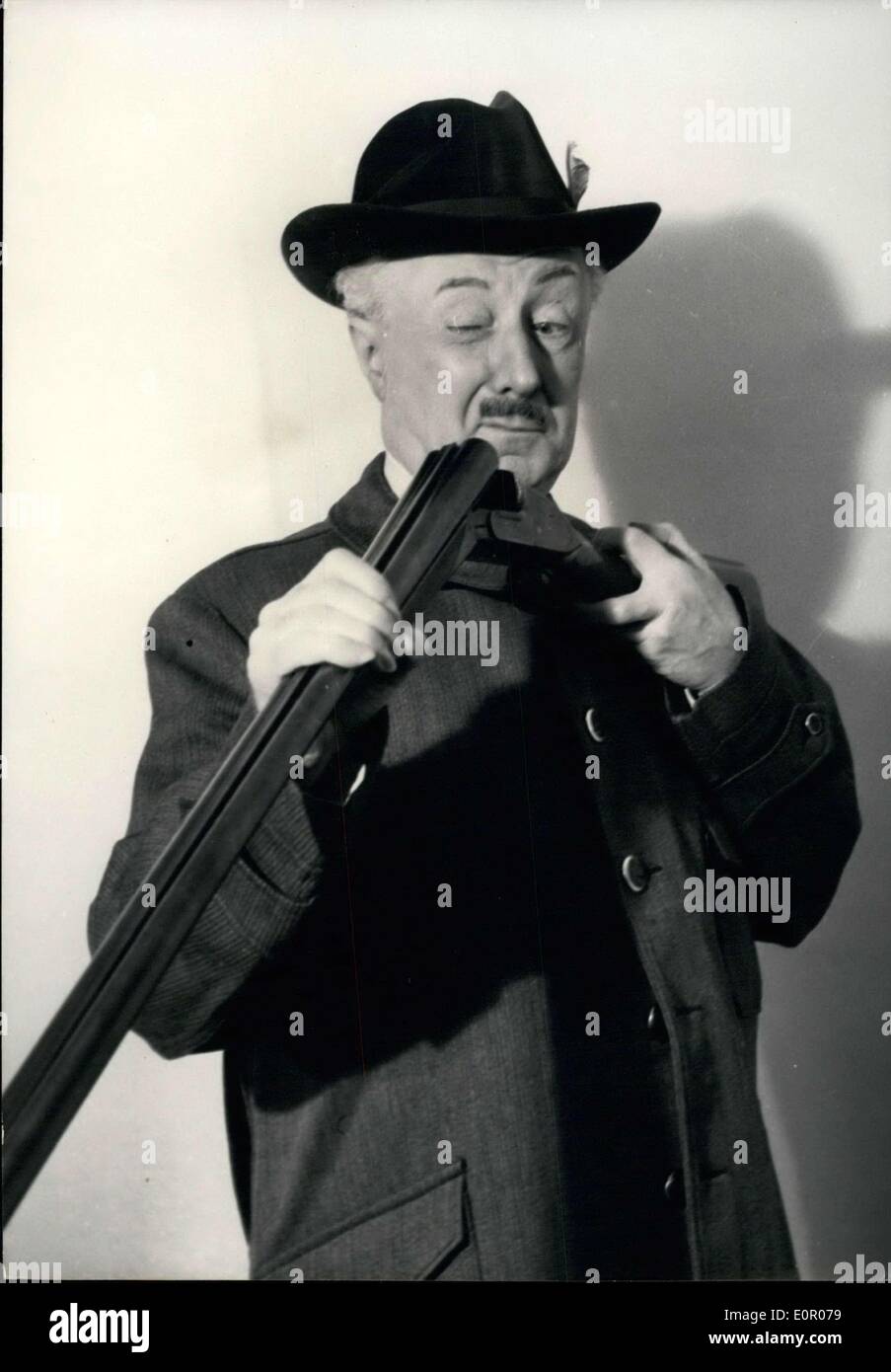 16. Mai 1957 - Noel Noel geht Ahunting: In dem neuen film '' ein Pied, ein Cheval Et En Voture'' jetzt in der Herstellung, Noel Noel, der berühmte französische Komiker eine Verae Franzose imitiert deren Hobby ist die Jagd. Foto zeigt, dass Noel Noel gekleidet wie ein Jäger seine Waffe in einer Szene des Films untersucht. Stockfoto