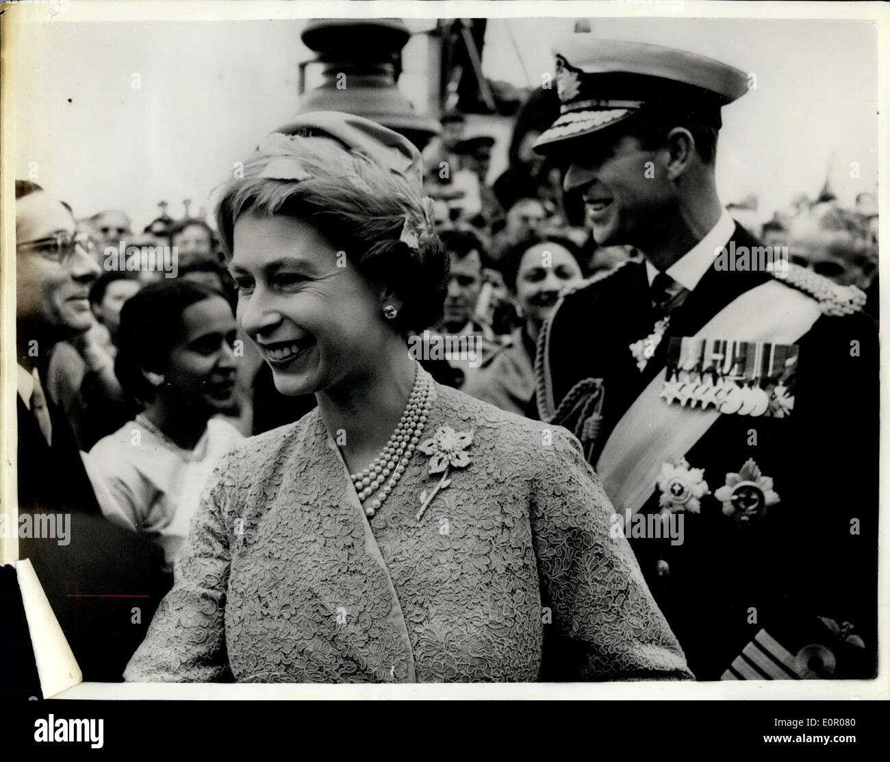 22. Mai 1957 - Staat besuchen, Dänemark: H.M, die Königin und der Herzog von Edinburgh in Kopenhagen gestern für den Staatsbesuch in Dänemark ankamen. Foto zeigt ein glückliches Bild von HM The Queen und Prinz Philip, als sie gestern in Kopenhagen angekommen. Stockfoto