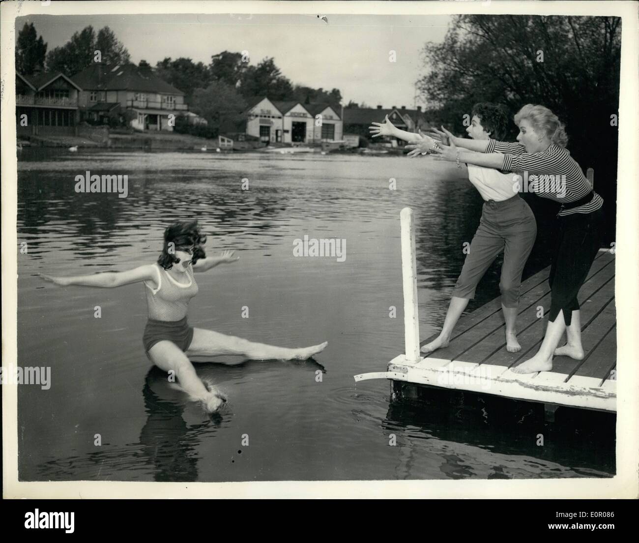 24. Mai 1957 - Proben 24.05.57 Fernsehen Lovelies am Fluss. BBC-Sportboot-Serie. Drei schöne junge Damen sind am Fluss in Maidenhead, Proben für die neue BBC-Fernsehsendung Sportboot-Serie, beginnend am 31. Mai beschäftigt. Sie sind June Wilkinson (17) von Eastbourne Rita Joyce (20) von Shepherds Bush und Anette Donati (20) von Leeds. Mit drei anderen werden sie Kreuzfahrt auf dem Fluss begleitet von Kenneth Horne, Michael Holliday und George Martin Stockfoto