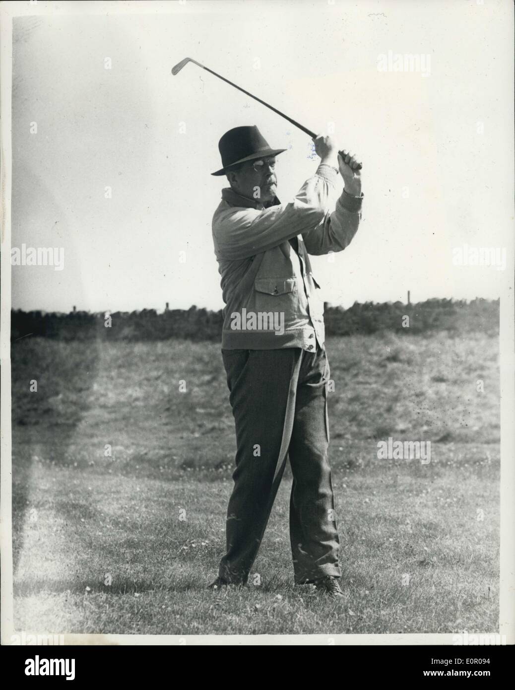 28. Mai 1957 - geht der Ministerpräsident Golfen: Foto zeigt Mr.Harold Macmillan des Premierministers gesehen ein Bügeleisen erschossen am ersten Loch während einer Golf-Sitzung in Muirfield, in der Nähe von Edinburgh während des Wochenendes zu spielen. Stockfoto