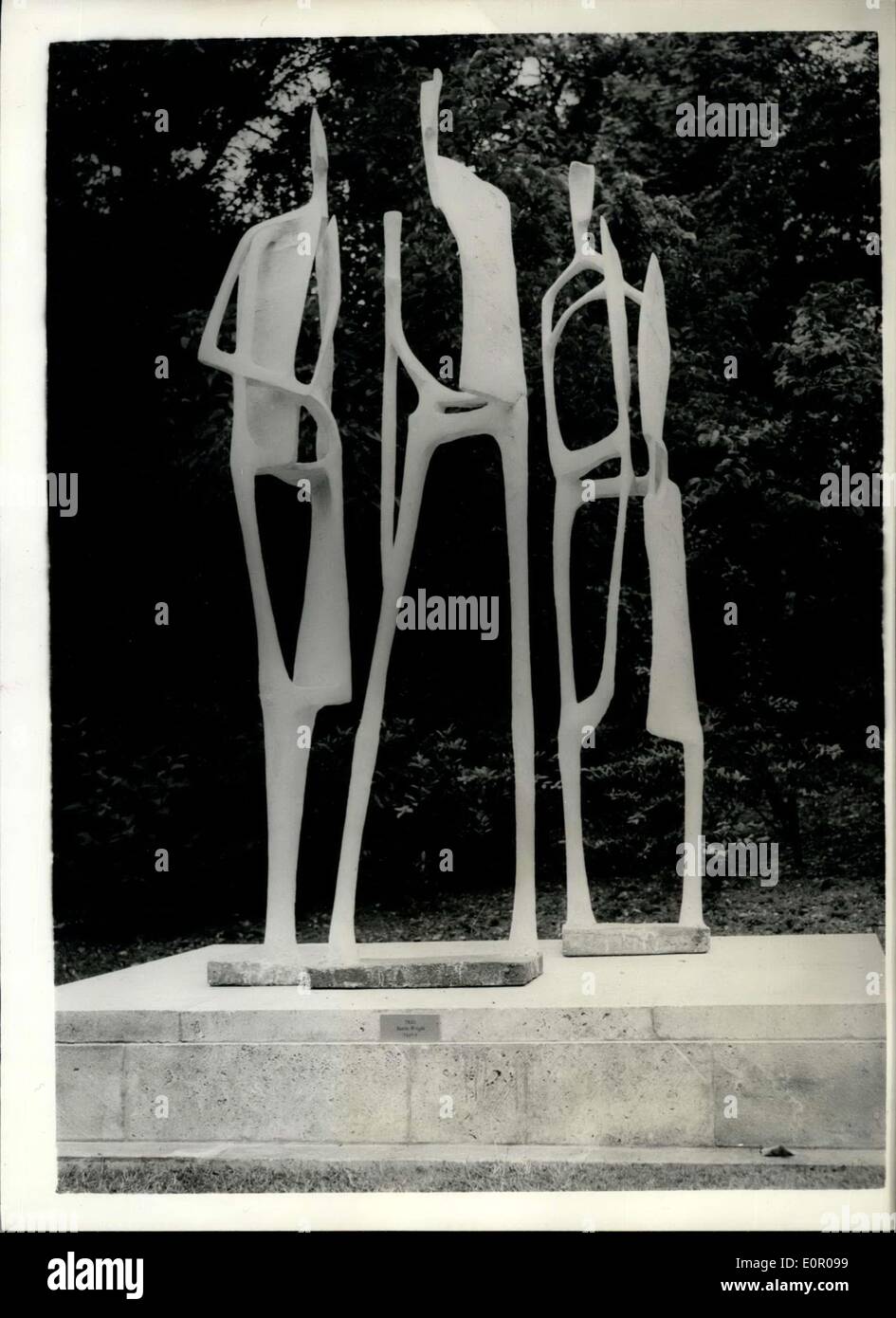 29. Mai 1957 - L.C.C. Ausstellung der Skulptur in Holland Park: The London County Council Ausstellung der Skulptur 1850 - 1950 ist Stockfoto