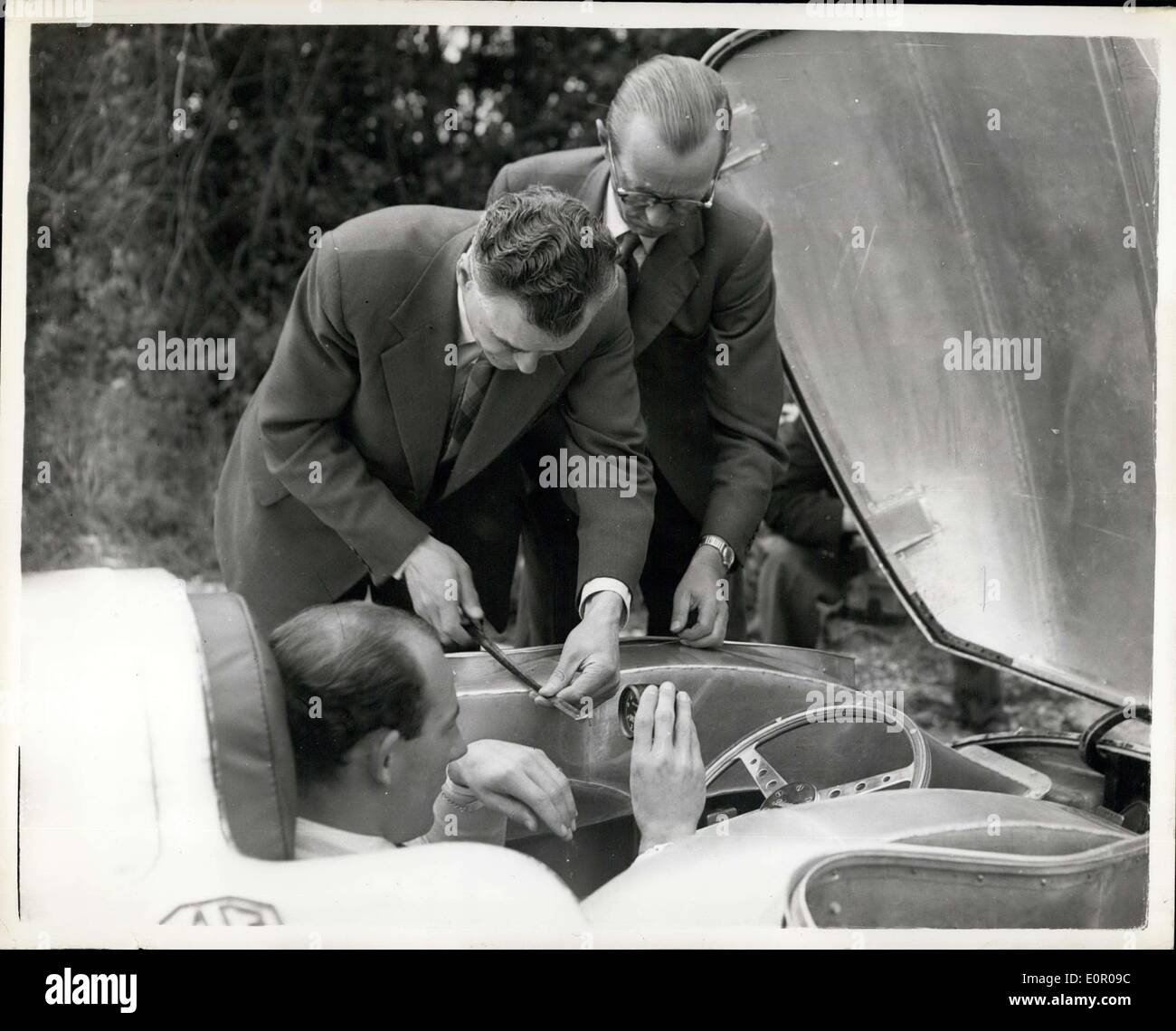 30. Mai 1957 - Stirling Moss einen Geschwindigkeits-Weltrekord Versuch; Eine M.G.-Auto wurde speziell gebaut für britische Rennfahrer Stirling Moss in einem Versuch, den Land Geschwindigkeits-Weltrekord für 1500 c, c, Autos bei Salt Flats, Utah, USA im August zu schlagen. Die aktuelle Nachricht für Klasse dieser Klasse ist 204,2 mph. gegründet im Jahr 1939 auch in ein Photo Shows MC. Stirling Moss, gesehen in das Auto, das gestern gemacht anzupassen ist. Halten die Maßnahme ist Herr Sidrey Enever, leitender Ingenieur und Designer, und hinter ihm ist RM. John Thornley (Direktor & General Manager o MC Car CC) Stockfoto