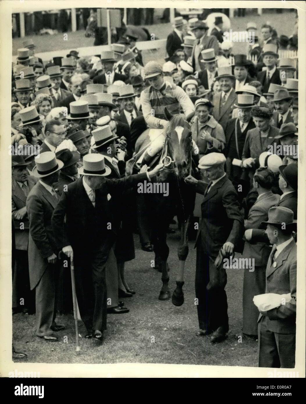 5. Juni 1957 - '' Crepello'' gewinnt 1957 Derby in Epsom. Einleitung durch den Eigentümer. Foto zeigt, dass Sir Victor Sassoon in Crepello (Lester Piggott oben) führt, nachdem letztere 1957 Derby in Epsom heute Nachmittag gewonnen hatte. Stockfoto