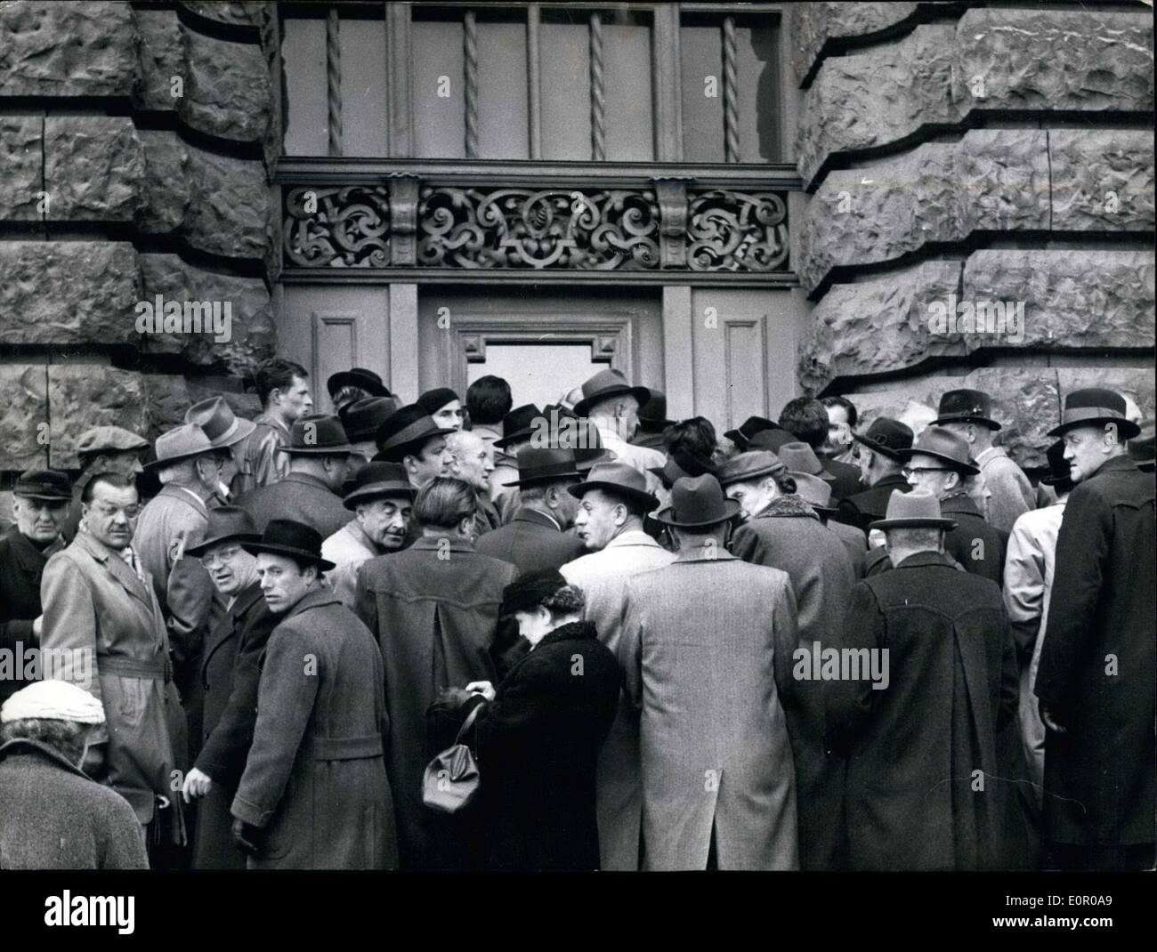 5. Juni 1957 - die '' R? hn-Putsch,'' oder Nacht der langen Messer, Studie begann in München am 06.05.1957. Abgebildet hier ist ehemaliger General der Waffen-SS Sepp Dietrich umgeben von Fotografen und Kameraleuten. Stockfoto