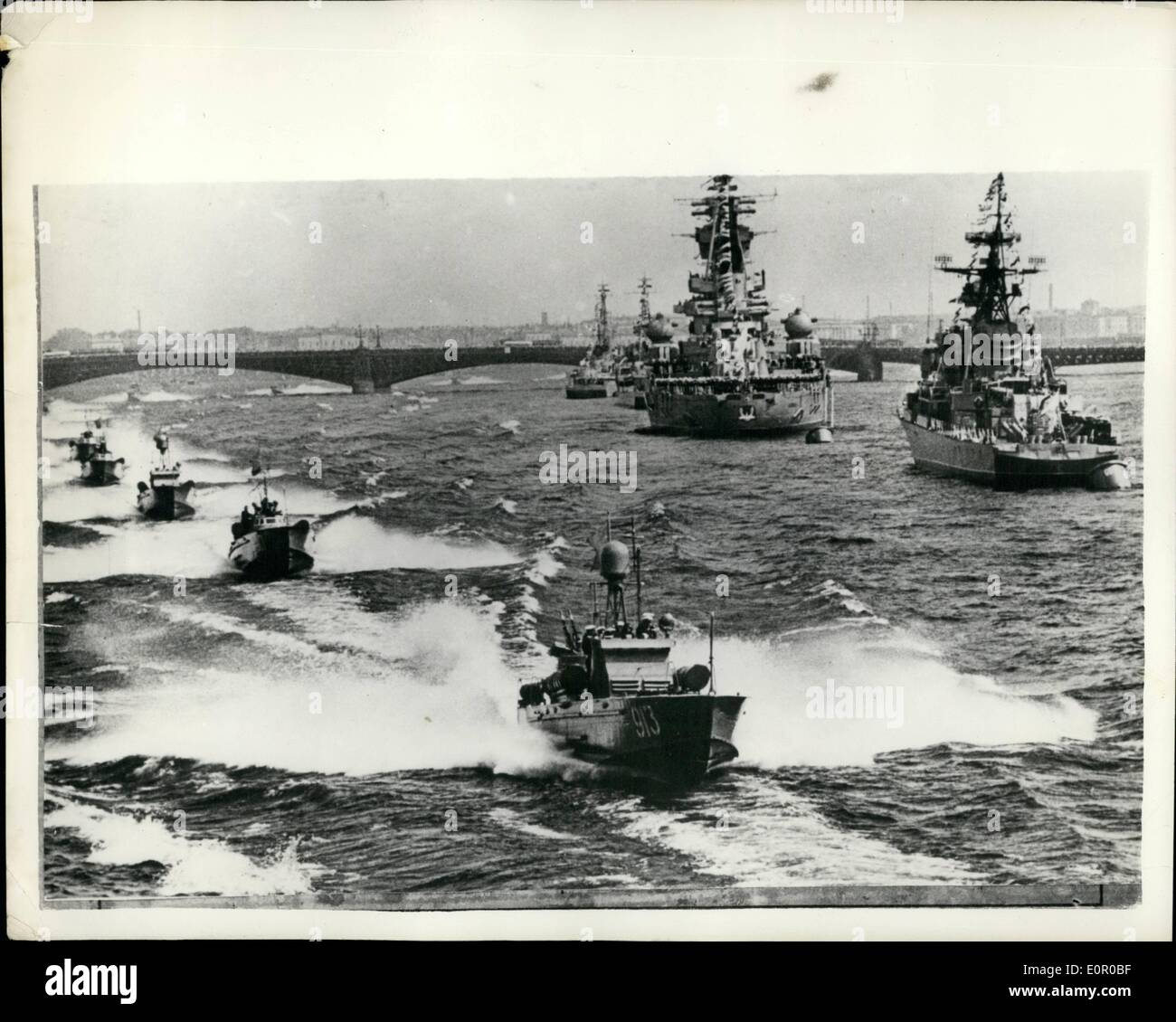 7. Juli 1957 - feiert sowjetischen Russland ihr Marine Tag. Torpedo startet In Leningrad: Torpedo startet gesehen, wie sie während der Feierlichkeiten der Tag der Marine der UdSSR in Leningrad vor kurzem vorbei an die großen Schiffe der russischen Flotte - flash. Stockfoto