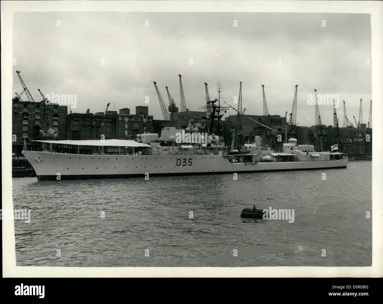 7. Juli 1957 - HMS Diamond lässt die Themse für Chatham fliegen ihre '' zahlt sich aus"Anhänger: HMS Diamond, ein gewagtes Klasse Stockfoto