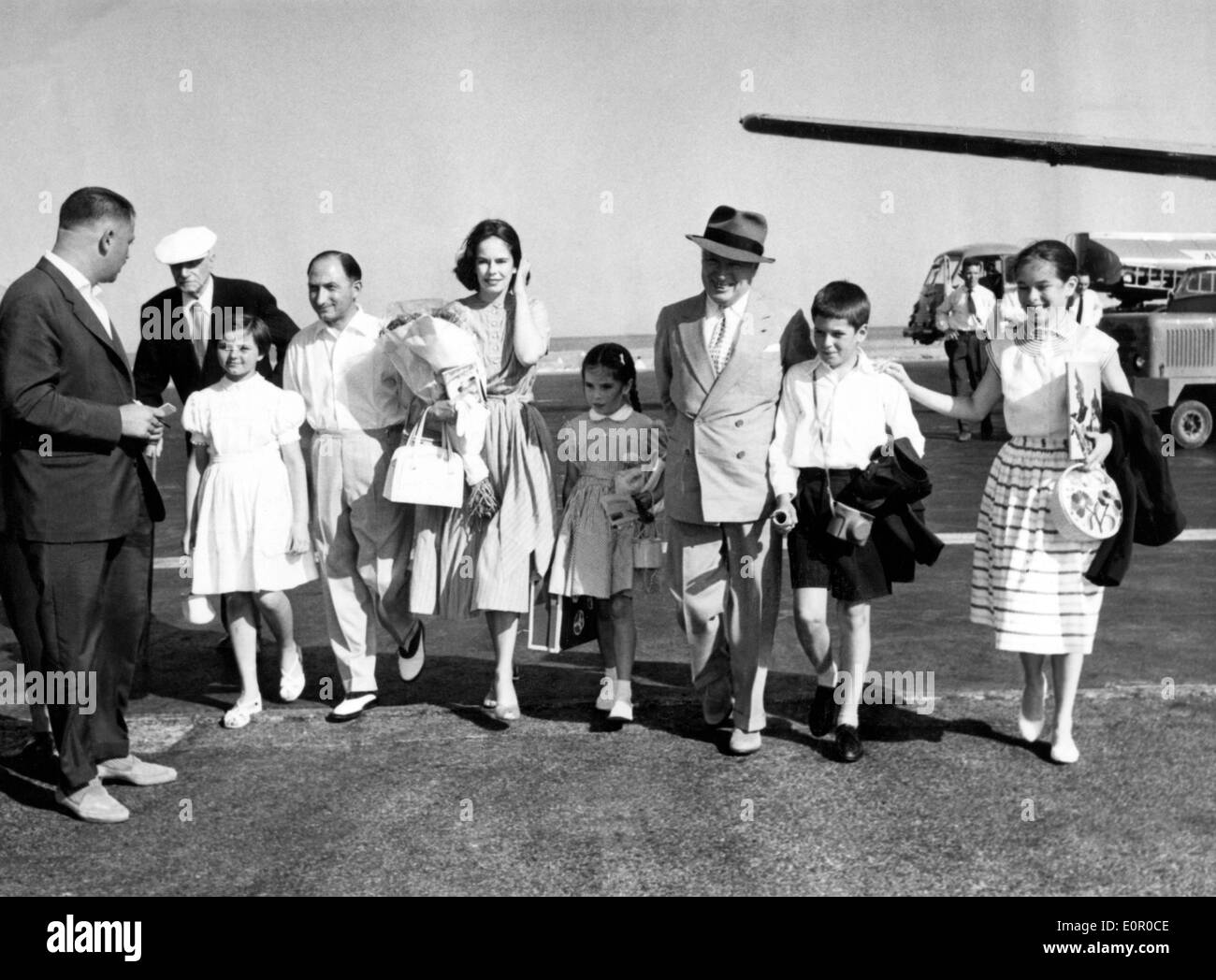 Schauspieler Charlie Chaplin und seine Familie in Paris ankommen Stockfoto