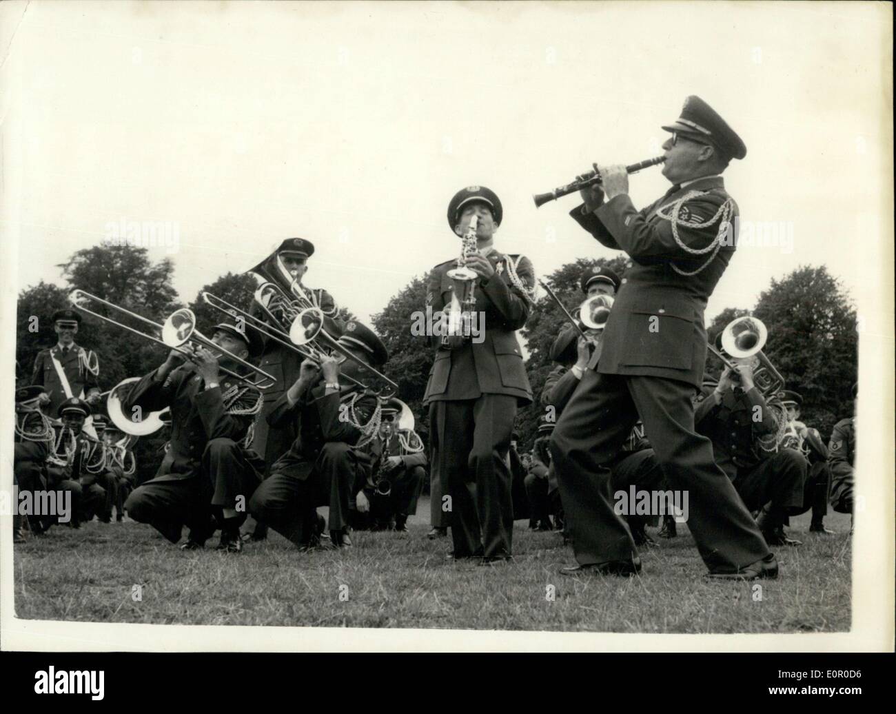 16. Juli 1957 - United States Air Force Band probt für Searchlight Tattoo: die 751st. United States Air Force Band war, werden Proben in Bushey Park für ihre Anzeige am Searchlight Tattoo - White City 7-16. heute Morgen gesehen. Foto zeigt Mitglieder der Band probt die Dixieland-Jive-Sequenz - Vormittag. Stockfoto