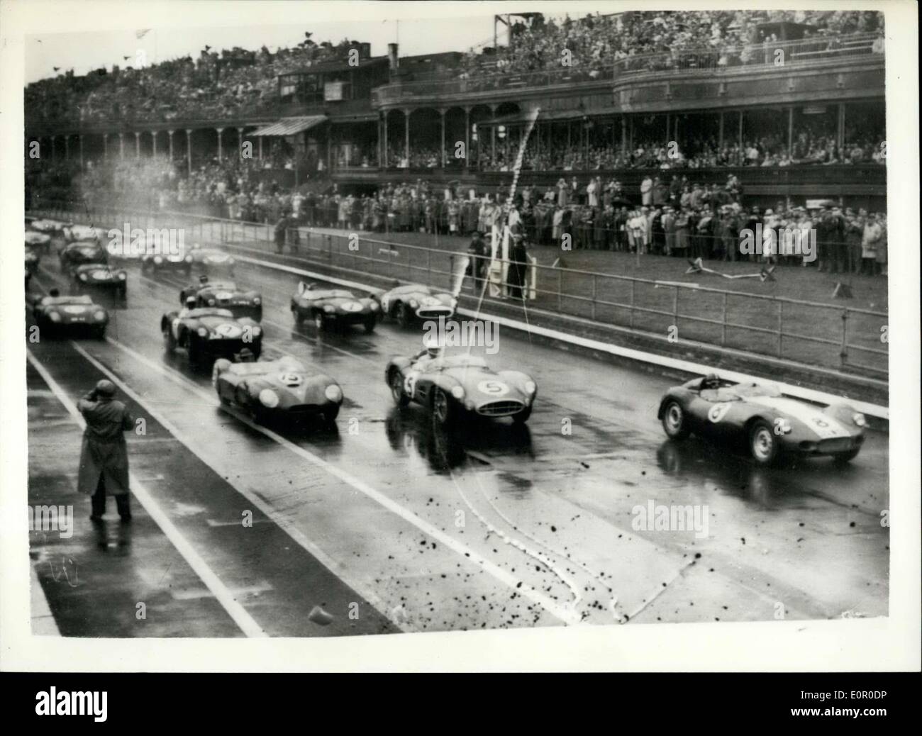 20. Juli 1957 - britischen und europäischen Grand Prix in Aintree. Foto zeigt: Der Start des Rennens für Sportwagen zeigte Archie Scott-Brown in einem Lister-Jaguar (Nr. 8), die der Gewinner und Roy Salvadori, in einem Aston Martin (Nr. 5), der zweite war kratzen. Stockfoto