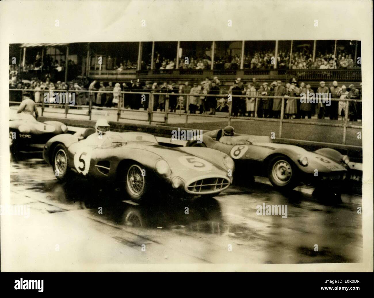20. Juli 1957 - britischen und europäischen grand Prix in Aintree: Foto zeigt der Szene am Anfang des Rennens Scratch für Sportwagen zeigte Archie Scott Brown in einem Lister Jaguar (eingeführt), die der Gewinner und Roy Salvadori in einem Aston Marin (Nr. 5), die zweite war. Stockfoto