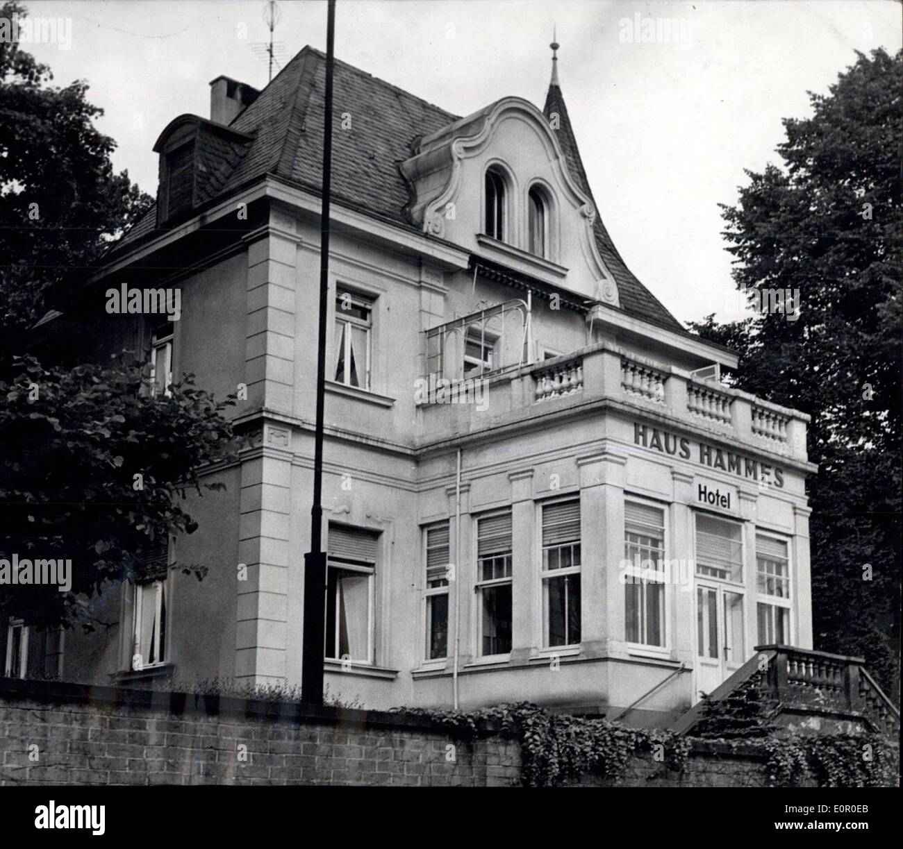 24. Juli 1957 - Büro wo-Telefonleitungen, in dem Bad Godesberg diplomatischen Viertel erschlossen wurden.: Dies ist das Gebäude das Büro untergebracht waren Telefonleitungen wurden durch den Agenten der SBZ Rolle, in der Zwischenzeit geflohenen erschlossen. Es befand sich an der Rüdiger-Straße in Bad-Godesberg-Mehlem. Rolle hat angeblich die Linien des Diplomaten wohnen im gleichen Haus - Russland, Jugoslawien, Pakistan und Afghanistan erschlossen. Die Witwe eines Arztes und Mieter der Pension (Alter-68) wurde im Zusammenhang mit dieser Affäre verhaftet. Stockfoto