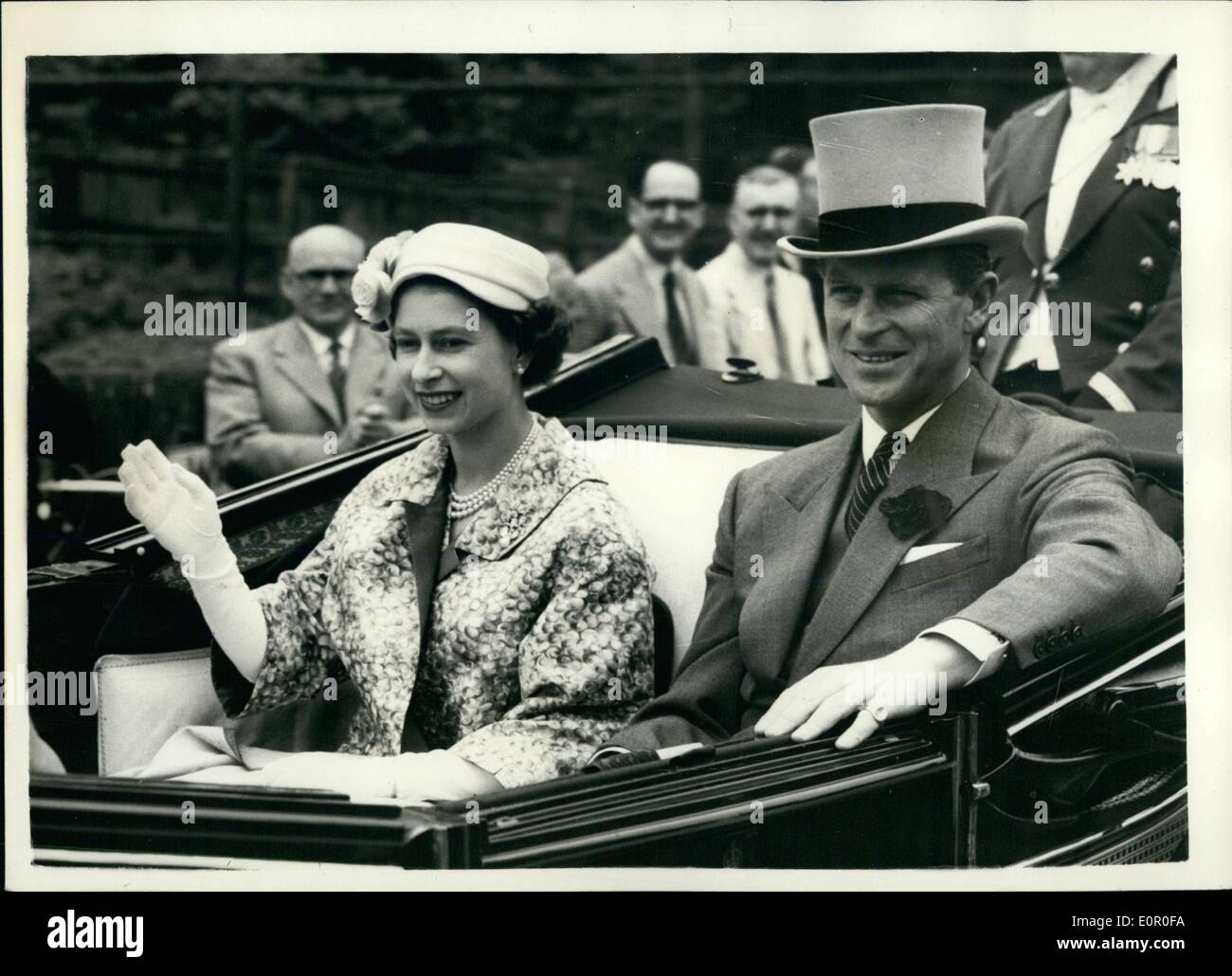 6. Juni 1957 - zweiter Tag des Royal Ascot. Königin auf Weg zum Golfplatz. Foto zeigt die Königin und der Duke of Edinburgh Fahrt zum Stockfoto