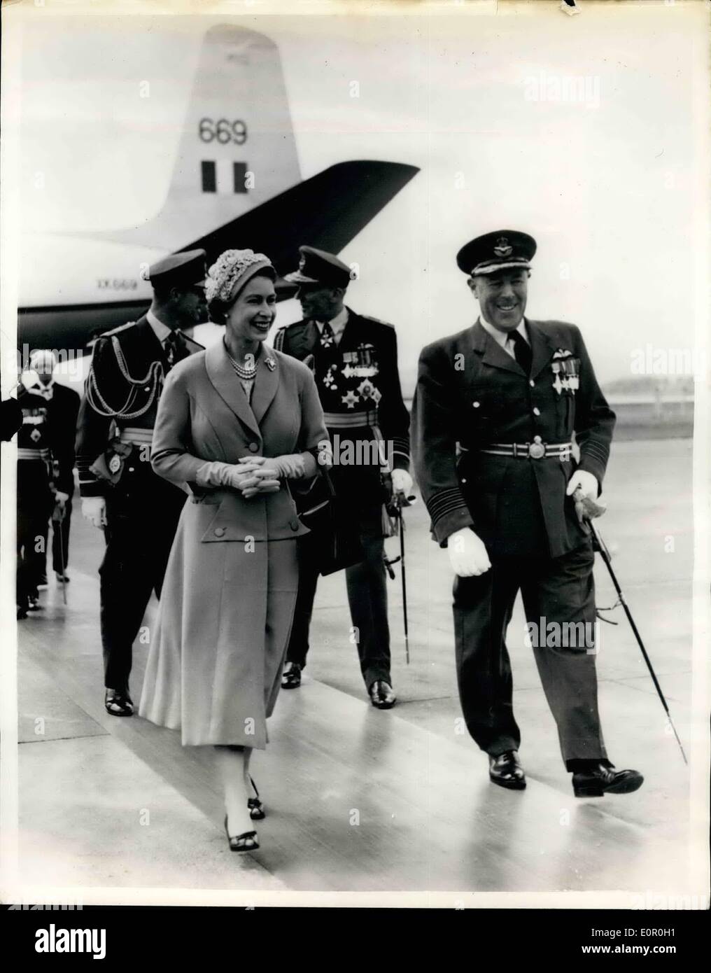 6. Juni 1957 - Königin hat Erstflug in Comet R.A.F Station besuchen: The Queen, gefolgt von der Duke of Edinburgh, geht aus dem R.A.F Kometen bei der Ankunft in Leuchars R.A.F Station, Fife, Schottland, gestern (Dienstag). Dies war ihre Majestät Erstflug in einem Kometen. Das Flugzeug flog von Marham, in der Nähe von Sandringham, in 50 Minuten mit einer Geschwindigkeit von 360 Meilen pro Stunde. Während ihres Besuches die Königin sah einige Geheimwaffen Großbritanniens, erhielt Demonstrationen der Arbeit von der R.A.F und präsentiert einen Standard zu Nr. 43. Fighter Squadron. Stockfoto