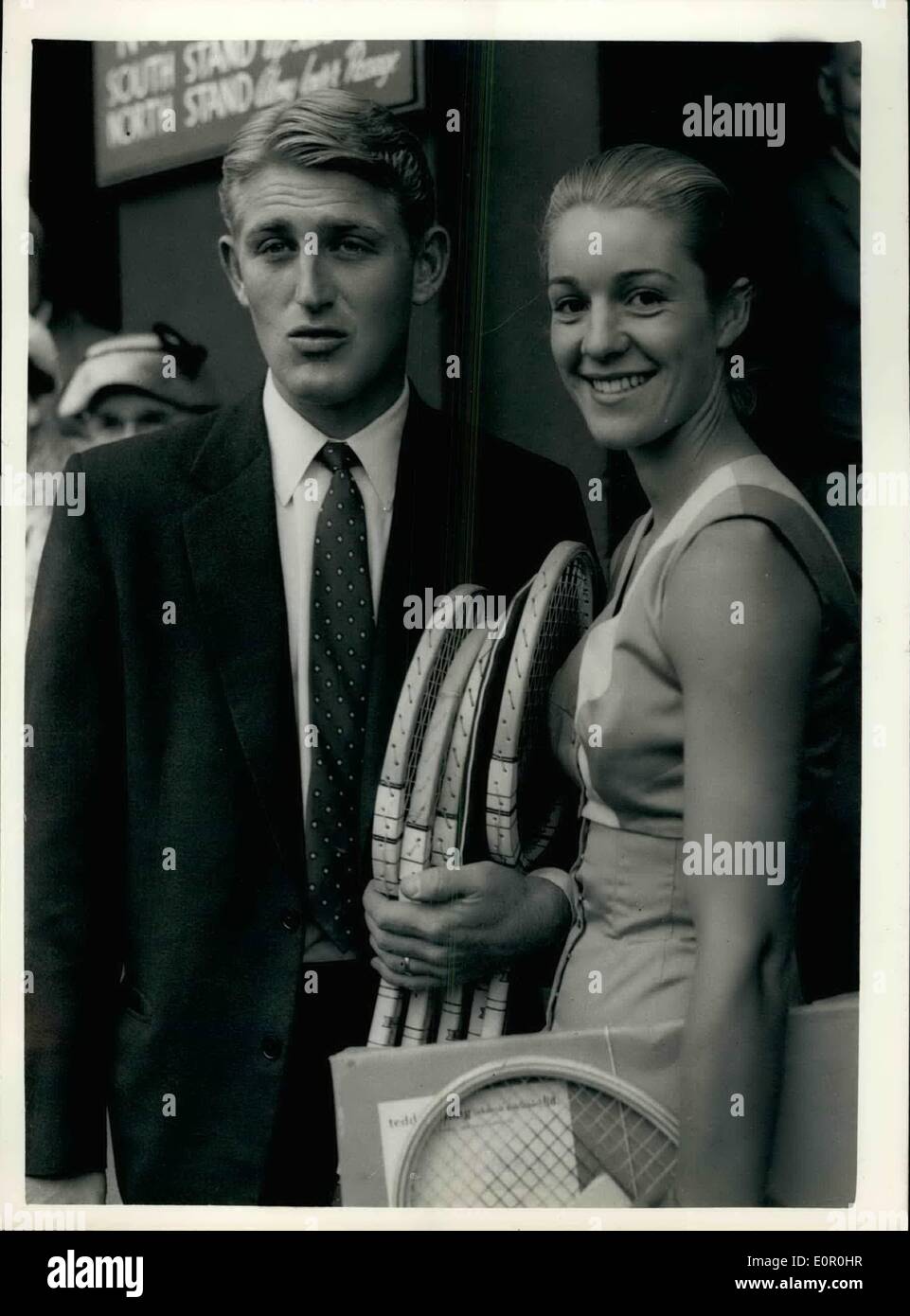 6. Juni 1957 - erster Tag des Wimbledon-Turniers. Lew Hoad und seine Frau kommen.: Fotoshows Weltmeister Lew Hoad Australiens - und seine Frau Jennifer zur Eröffnung des Wimbledon-Turniers heute ankommen. Frau Hoad tragen eine Outfit in blau - gelb und rosa Bettwäsche. Stockfoto