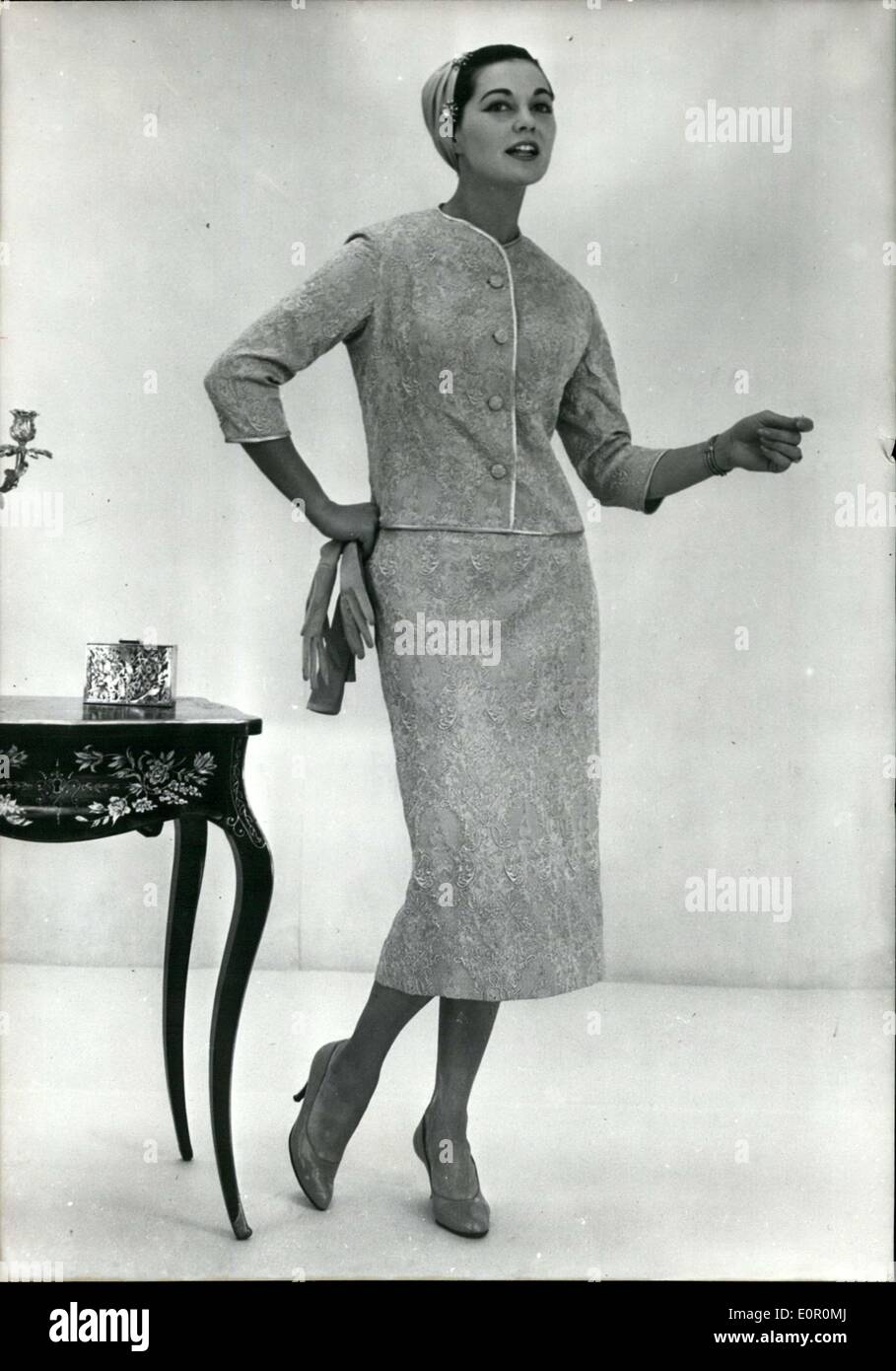 6. August 1957 - Brigitte Kleid mit passenden Turban Stockfoto