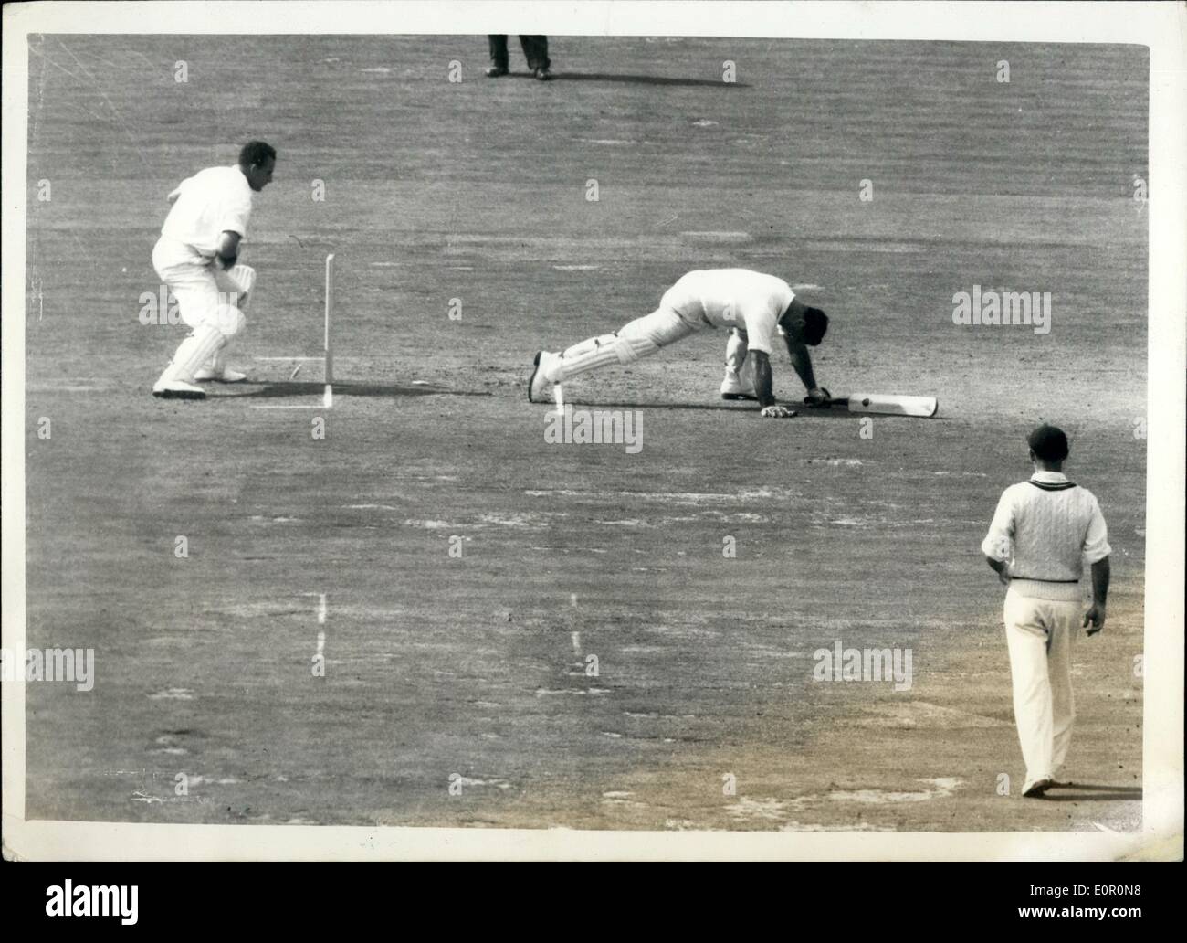 8. August 1957 - letzte Testspiel im Oval. Zweiter Tag - England-West Indies. Keystone-Fotoshows:-Evans ist heute fast im Oval ratlos. Er erzielte 40. Stockfoto